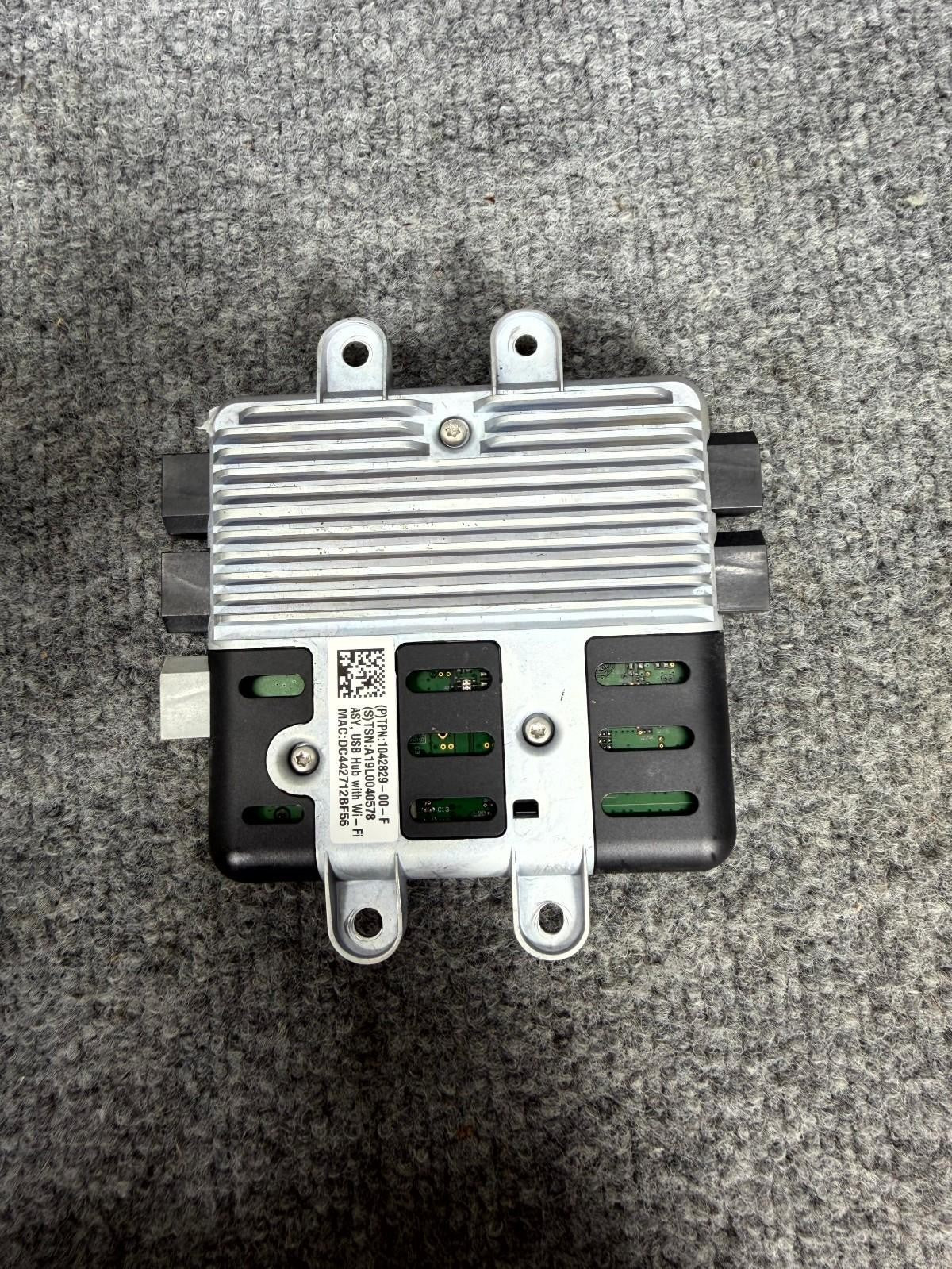 2016 - 2020 Tesla Model X Usb Hub W/ Wifi Control Module OEM, 1042829-00-F