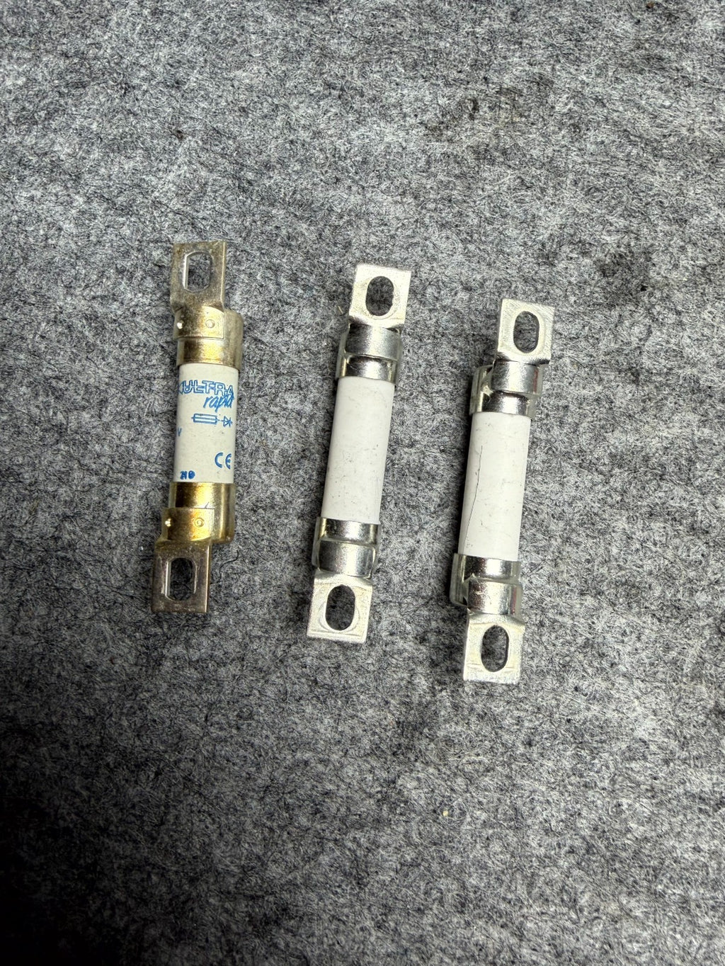 ♦️17-23 TESLA MODEL 3 82 KW 63A 700VDC HV BATTERY FUSE SET OF 3 OEM 1611034-00-A