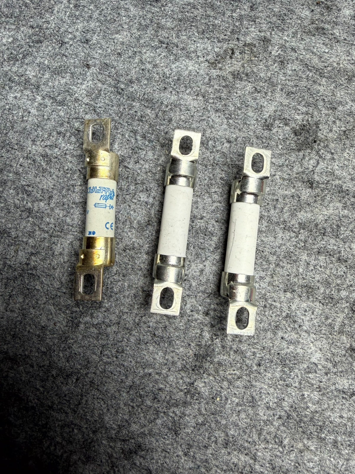 ♦️17-23 TESLA MODEL 3 82 KW 63A 700VDC HV BATTERY FUSE SET OF 3 OEM 1611034-00-A
