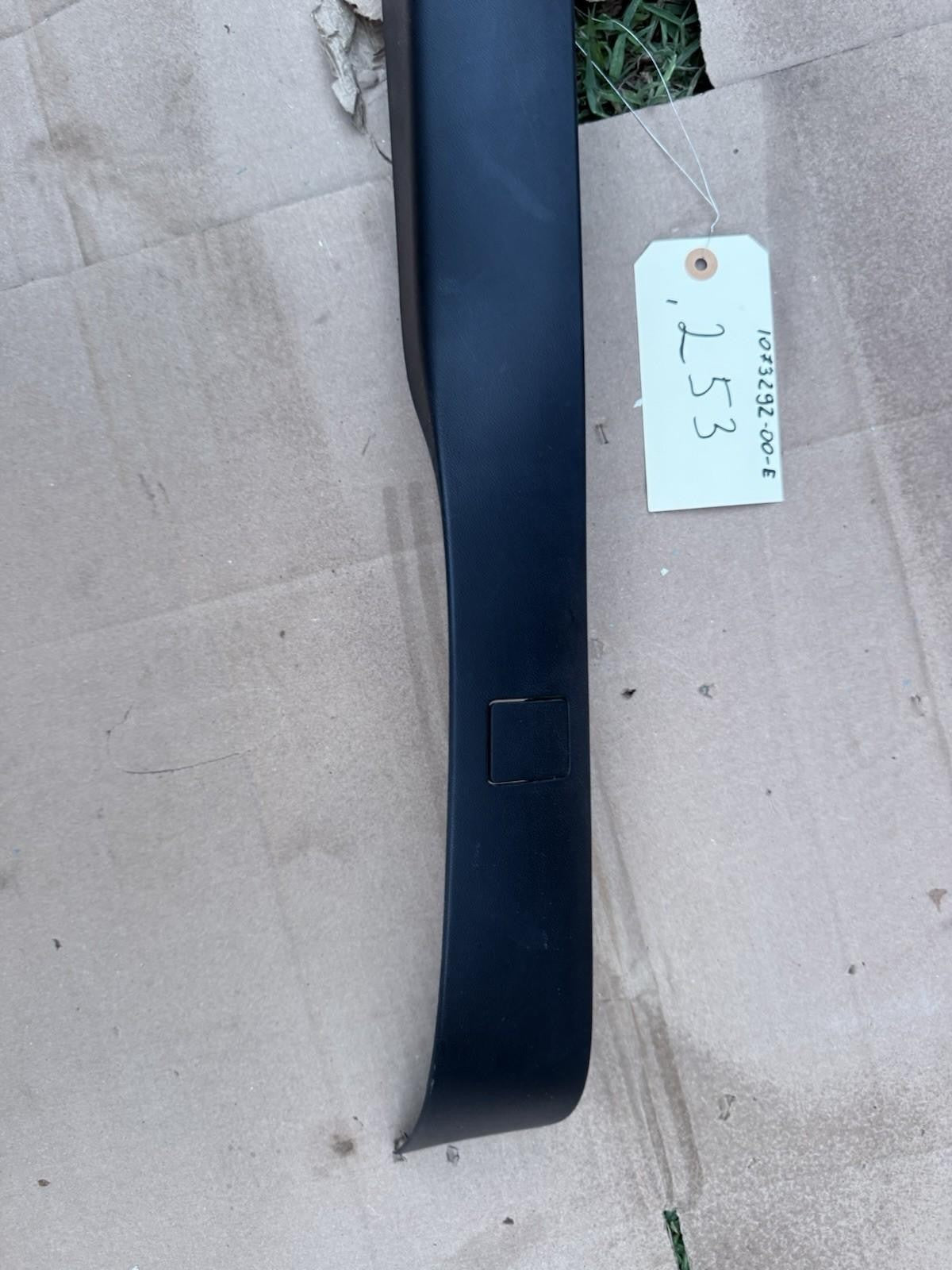 ♦️16-20 TESLA MODEL X REAR LEFT SIDE PILLAR TRIM COVER PANEL OEM, 1073292-00-E