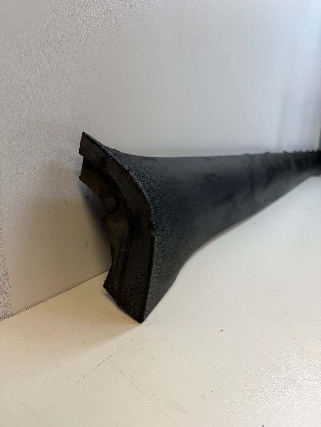 20-24 Tesla Model Y Left Door Side Skirt Molding Rocker Cover 1497740-00-B