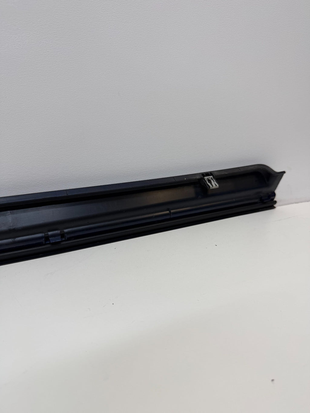 12-20 Tesla Model S Right Pasenger Rocker Panel Scuff Plate Molding 1012217-00-G
