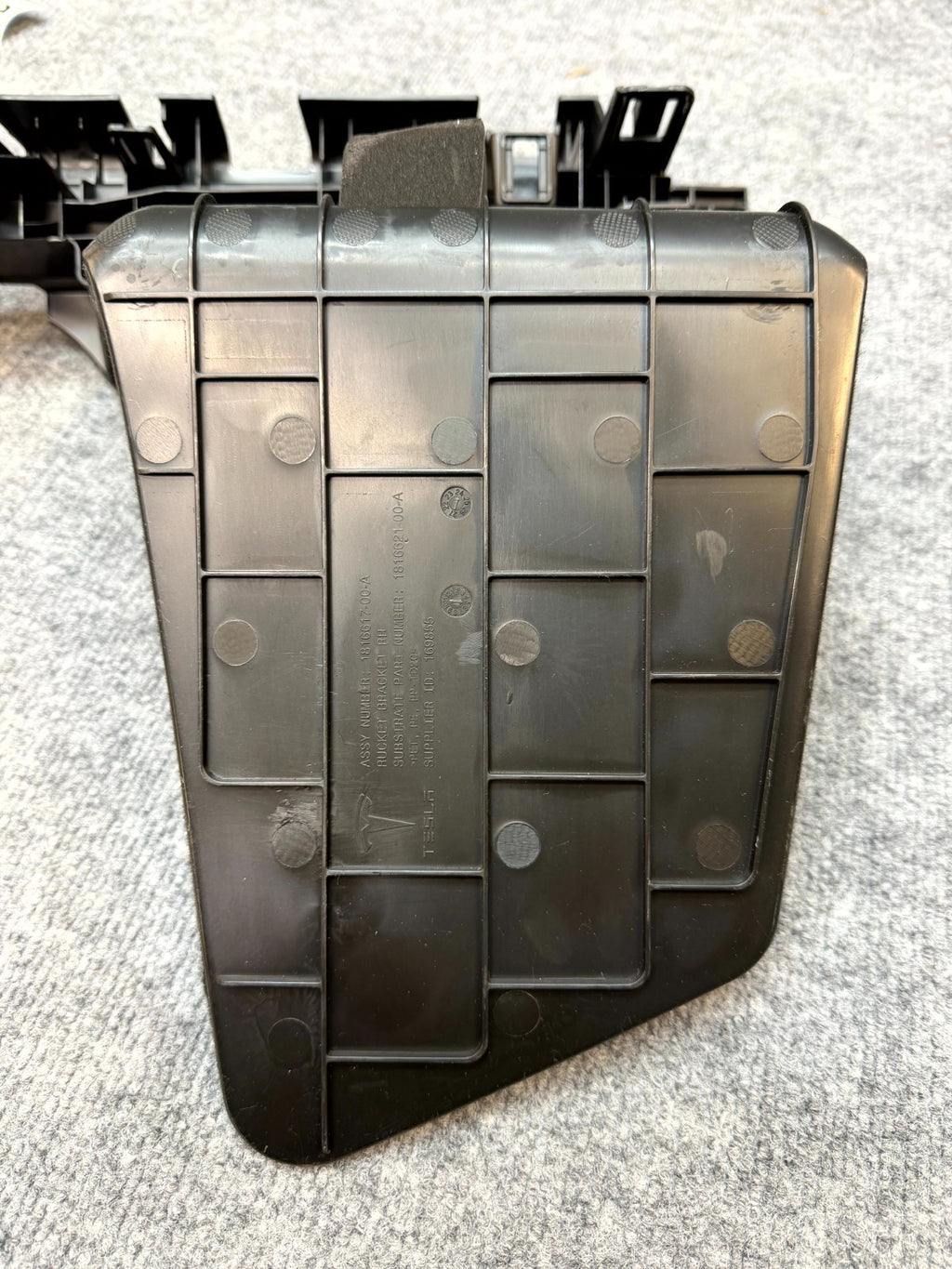 2020-2025 TESLA MODEL Y RIGHT SIDE TRUNK RUCKET BRACKET OEM, 1816617-00-A