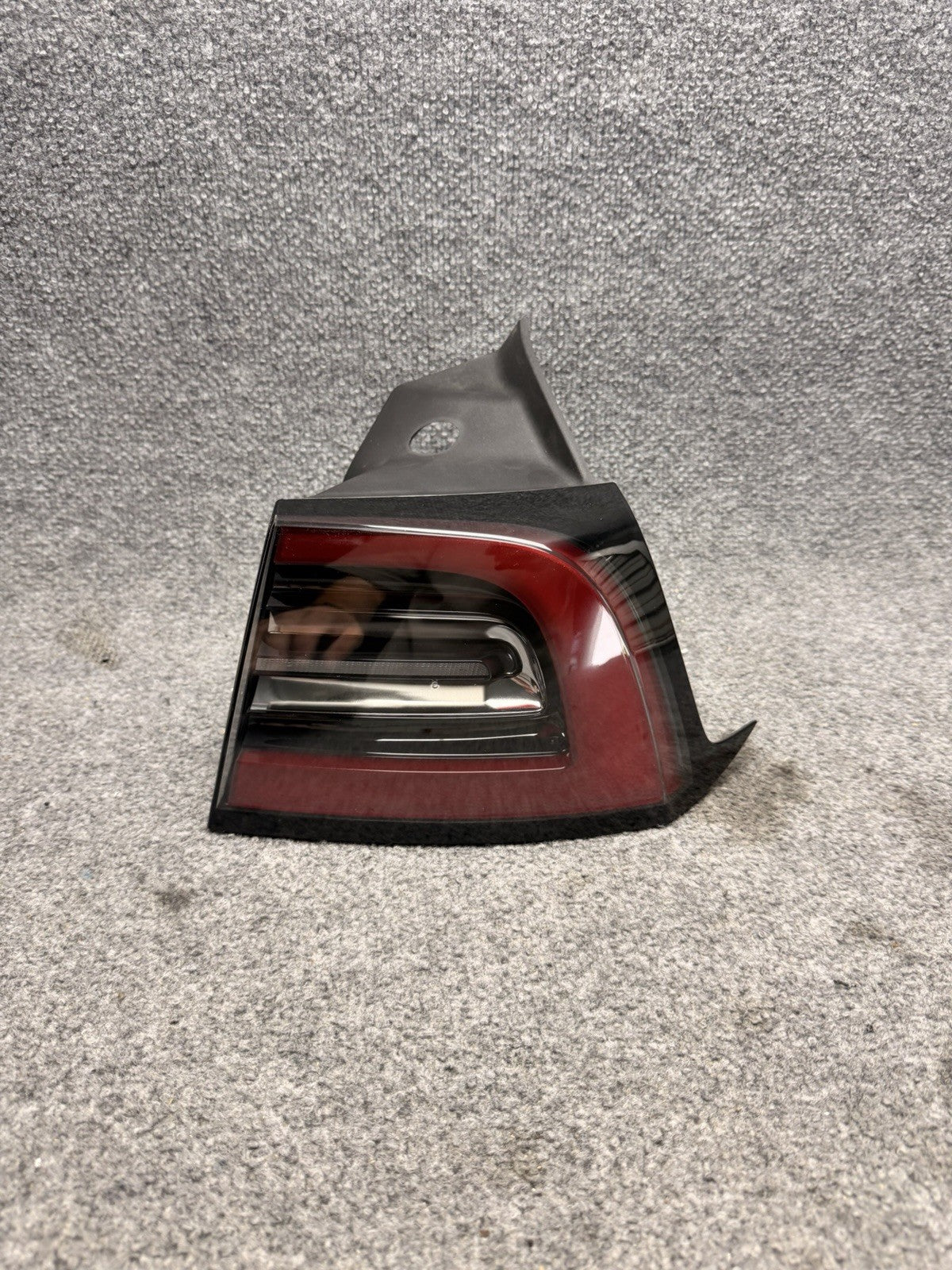 2021-2024 TESLA MODEL 3/Y RIGHT SIDE  TAIL LIGHT USED OEM (1502087-00-D) 4 Pin