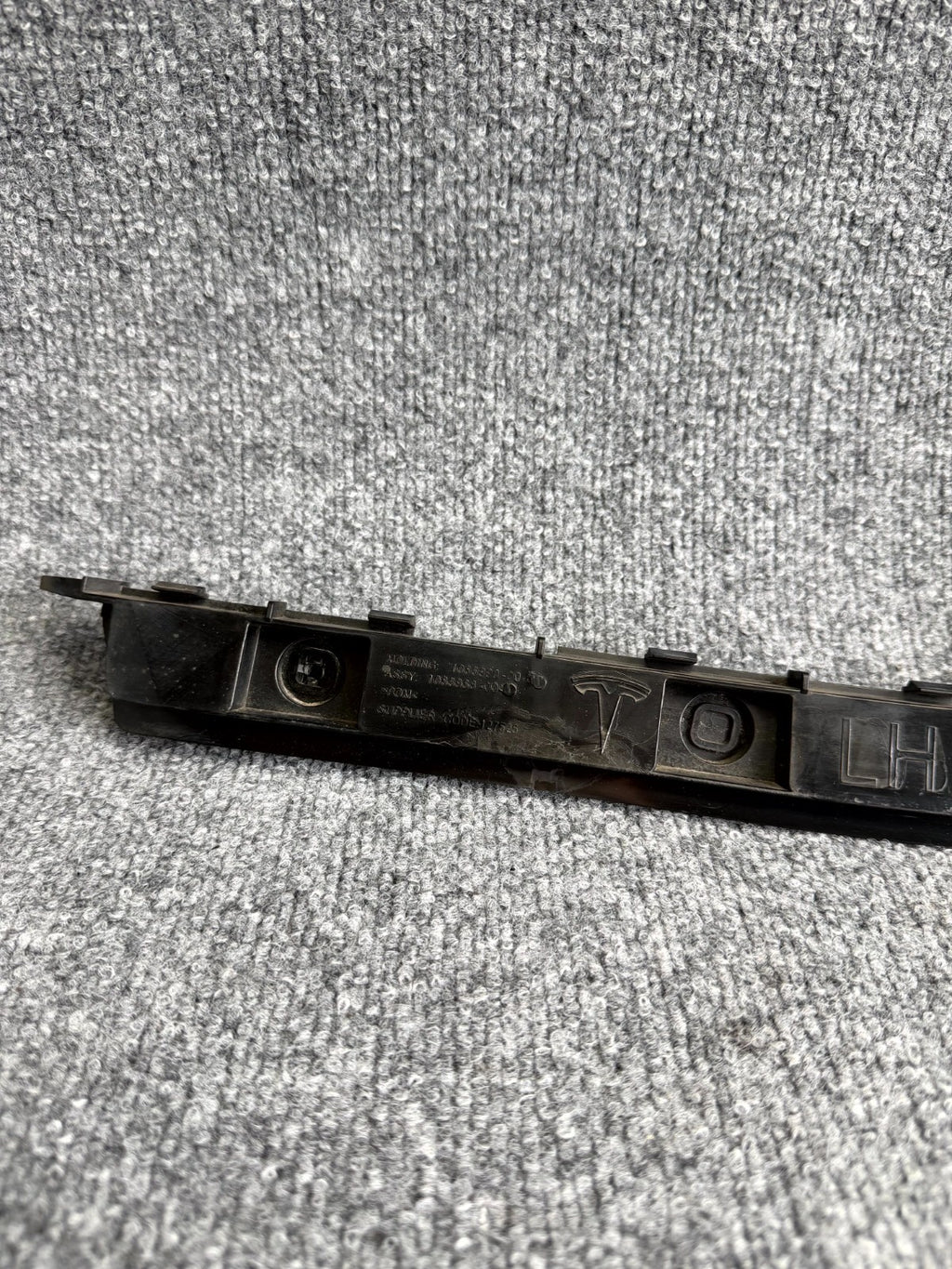 2017-2023 TESLA MODEL 3 REAR LEFT BUMPER LOWER SUPPORT BRACKET OEM, 1083990-00-I