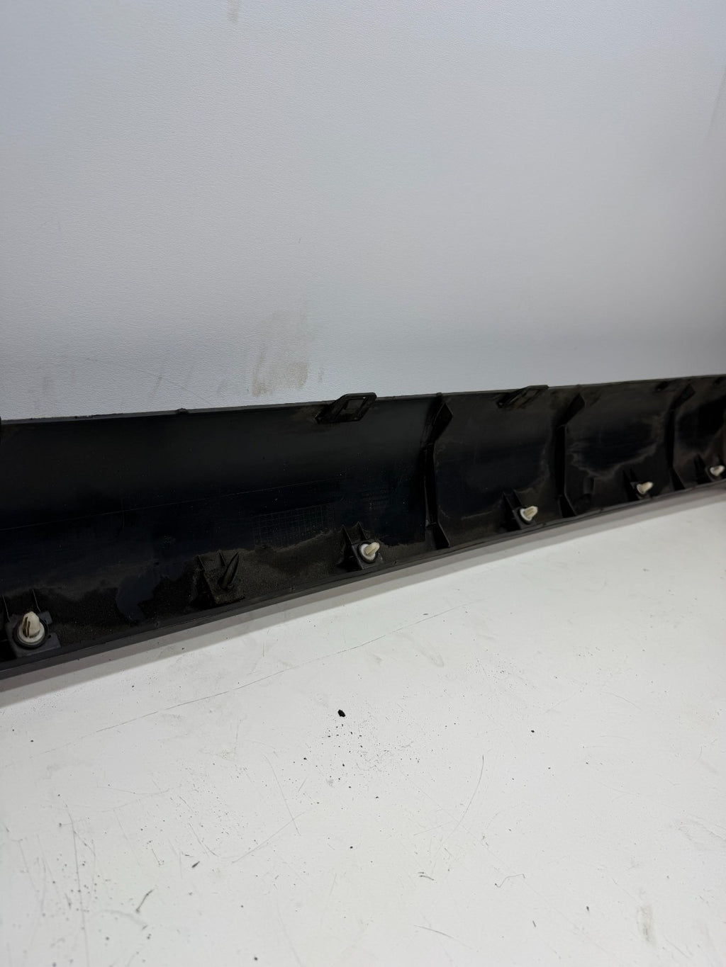 20-24 Tesla Model Y Left Door Side Skirt Molding Rocker Cover 1497740-00-B