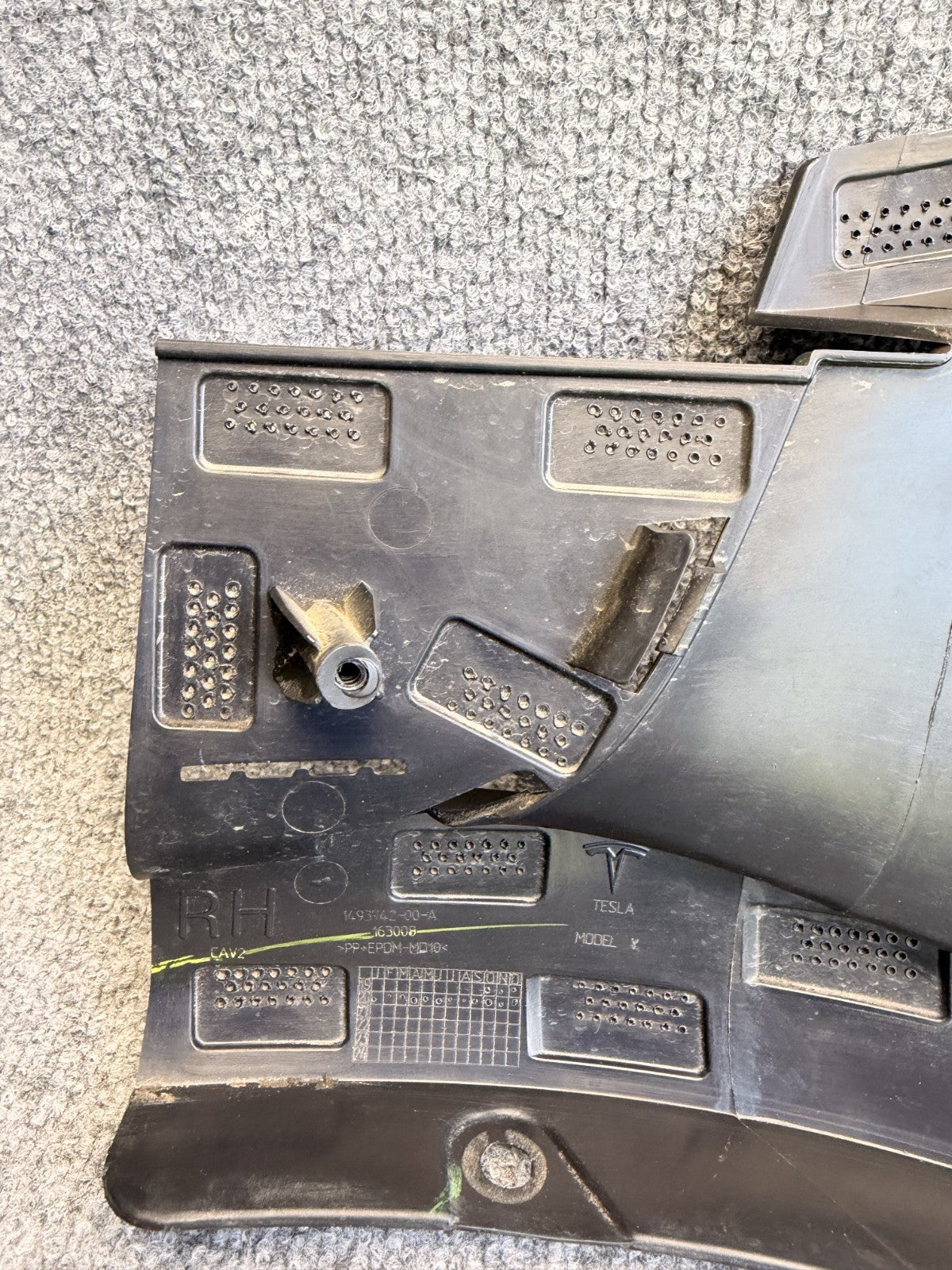 2020-2024 TESLA MODEL Y FRONT RIGHT SIDE BUMPER INNER BRACKET OEM, 1493742-00-A