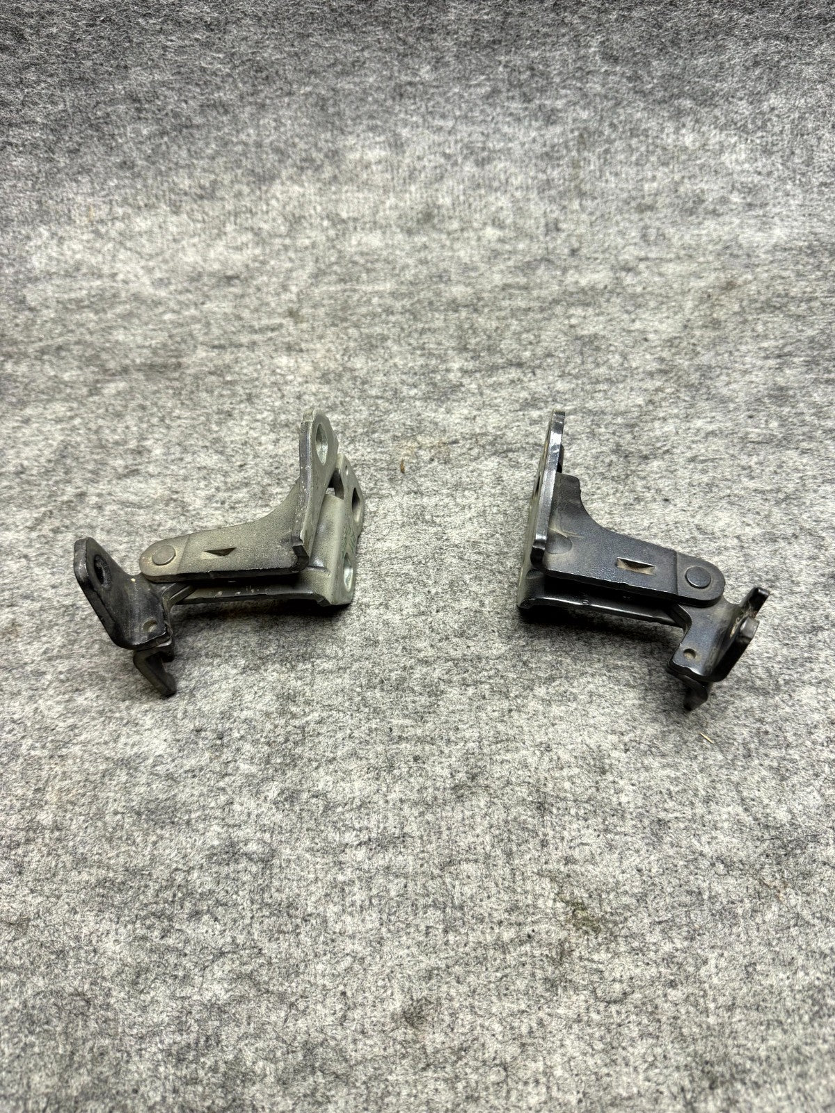 ♦️2017 – 2023 TESLA MODEL 3 FRONT LEFT & RIGHT SIDE DOOR HINGE SET OEM, 046571