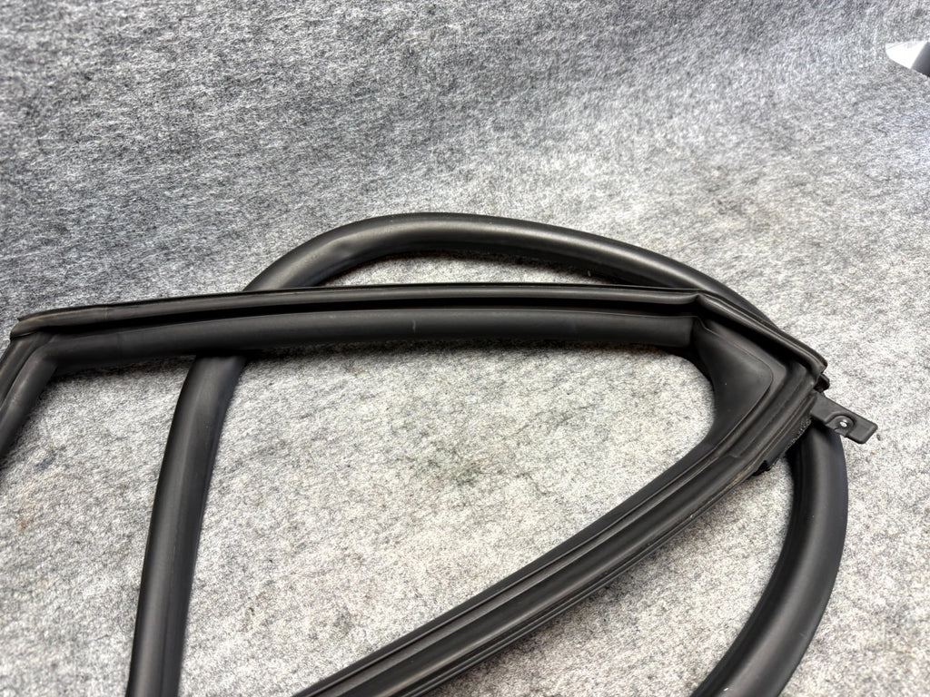 ♦️12-20 TESLA MODEL S REAR RIGHT DOOR WINDOW WEATHERSTRIP SEAL OEM, 1038408-00-A