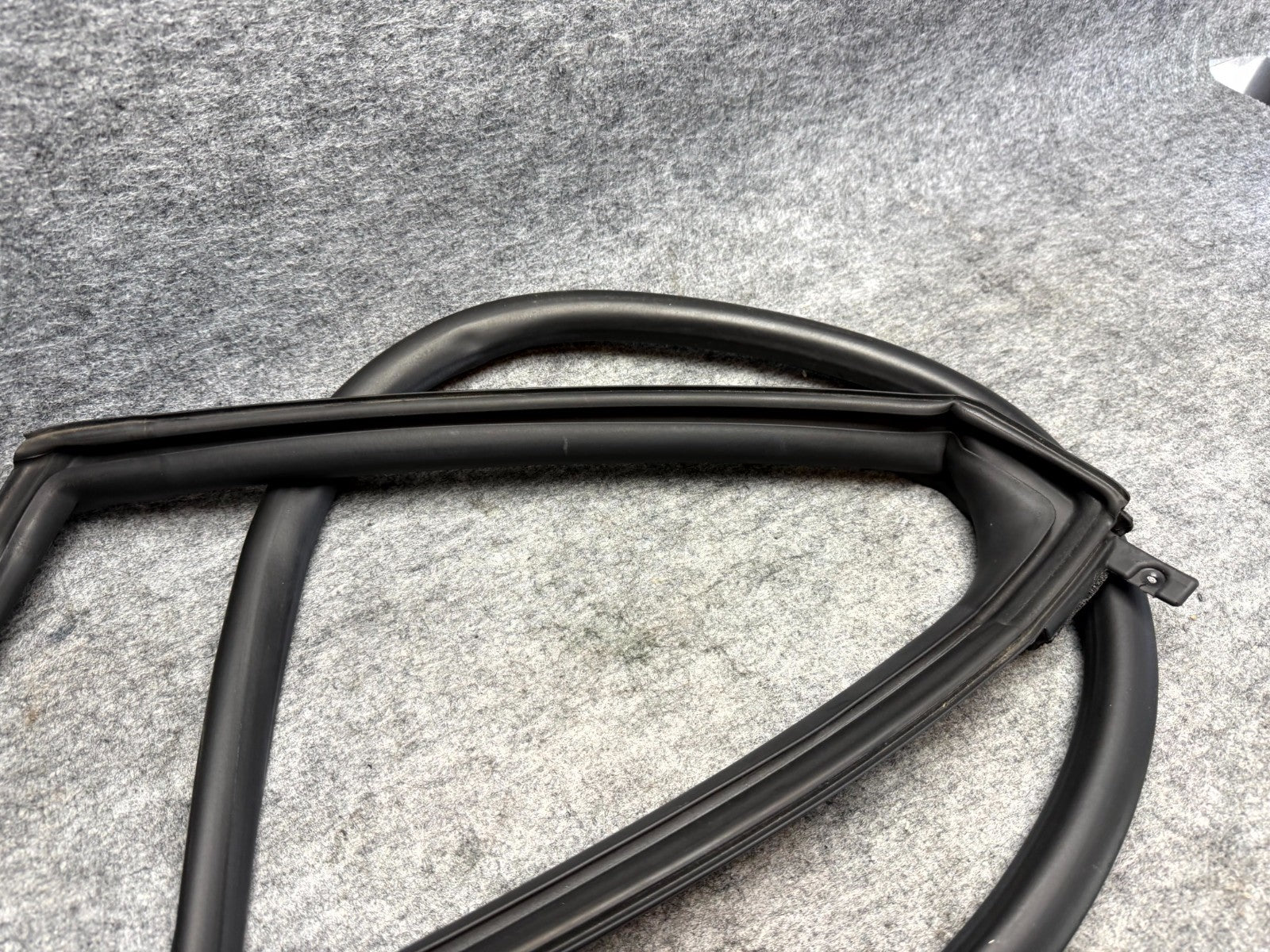 ♦️12-20 TESLA MODEL S REAR RIGHT DOOR WINDOW WEATHERSTRIP SEAL OEM, 1038408-00-A