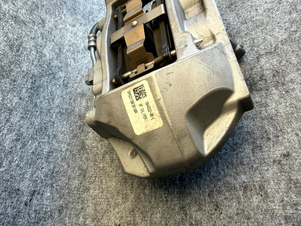 ♦️17-23 TESLA MODEL 3 FRONT RIGHT BRAKE CALIPER W/ BRAKE HOSE LINE OEM,104462200