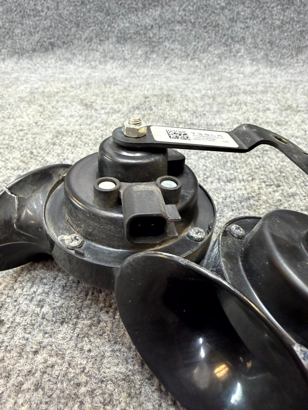2020-2024 TESLA MODEL Y HIGH + LOW PITCH TONE HORN W/ BRACKET OEM, 1486943-00-A