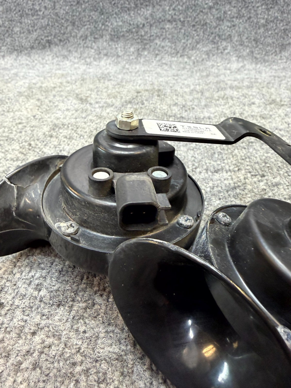 2020-2024 TESLA MODEL Y HIGH + LOW PITCH TONE HORN W/ BRACKET OEM, 1486943-00-A