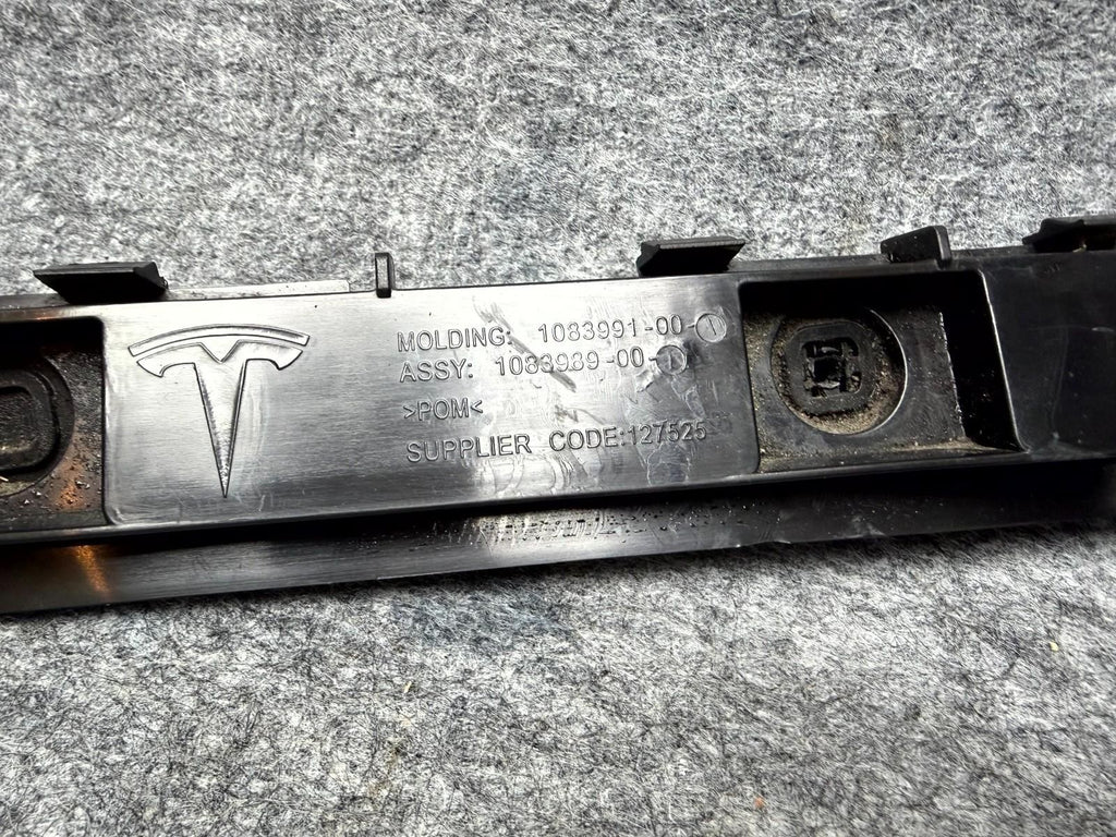 ♦️17-23 TESLA MODEL 3 RIGHT PASSENGER SIDE BUMPER WING BRACKET OEM, 1083991-00