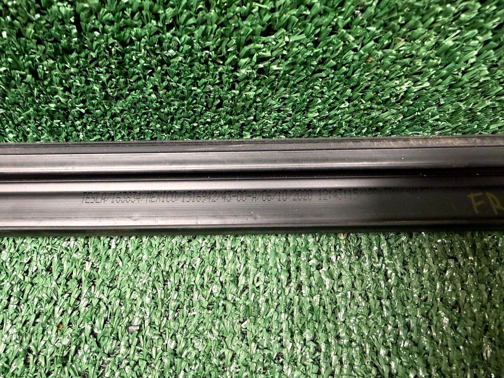 ♦️2020-2023 TESLA MODEL Y FRONT RIGHT DOOR WINDOW BELT MOLDING OEM, 1516943-00-A