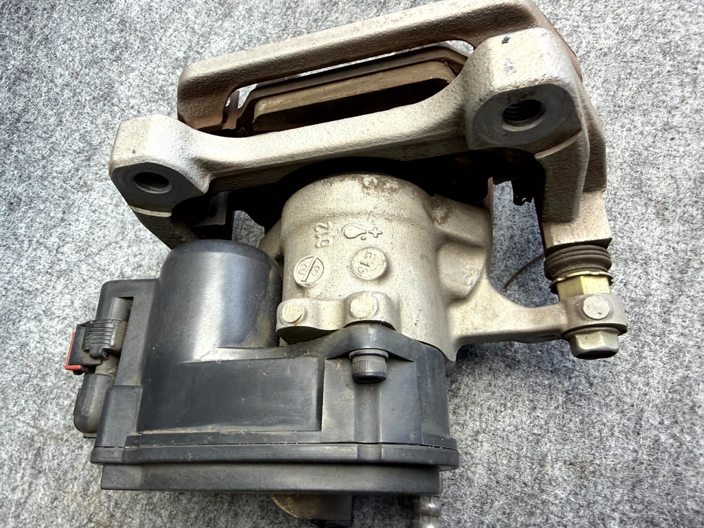 ♦️2017 - 2023 TESLA MODEL 3 REAR LEFT SIDE BRAKE CALLIPER OEM, 1044623-00-H