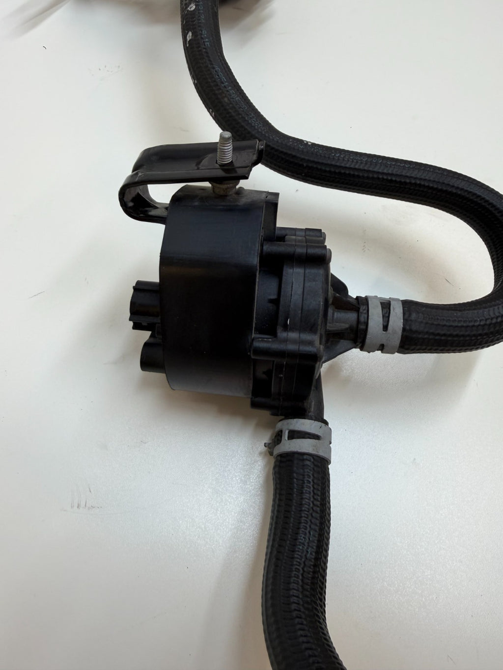 2012-2020 TESLA S ENGINE COOLANT PUMP & 3-WAY VALVE W/HOSES 1035348-00-G