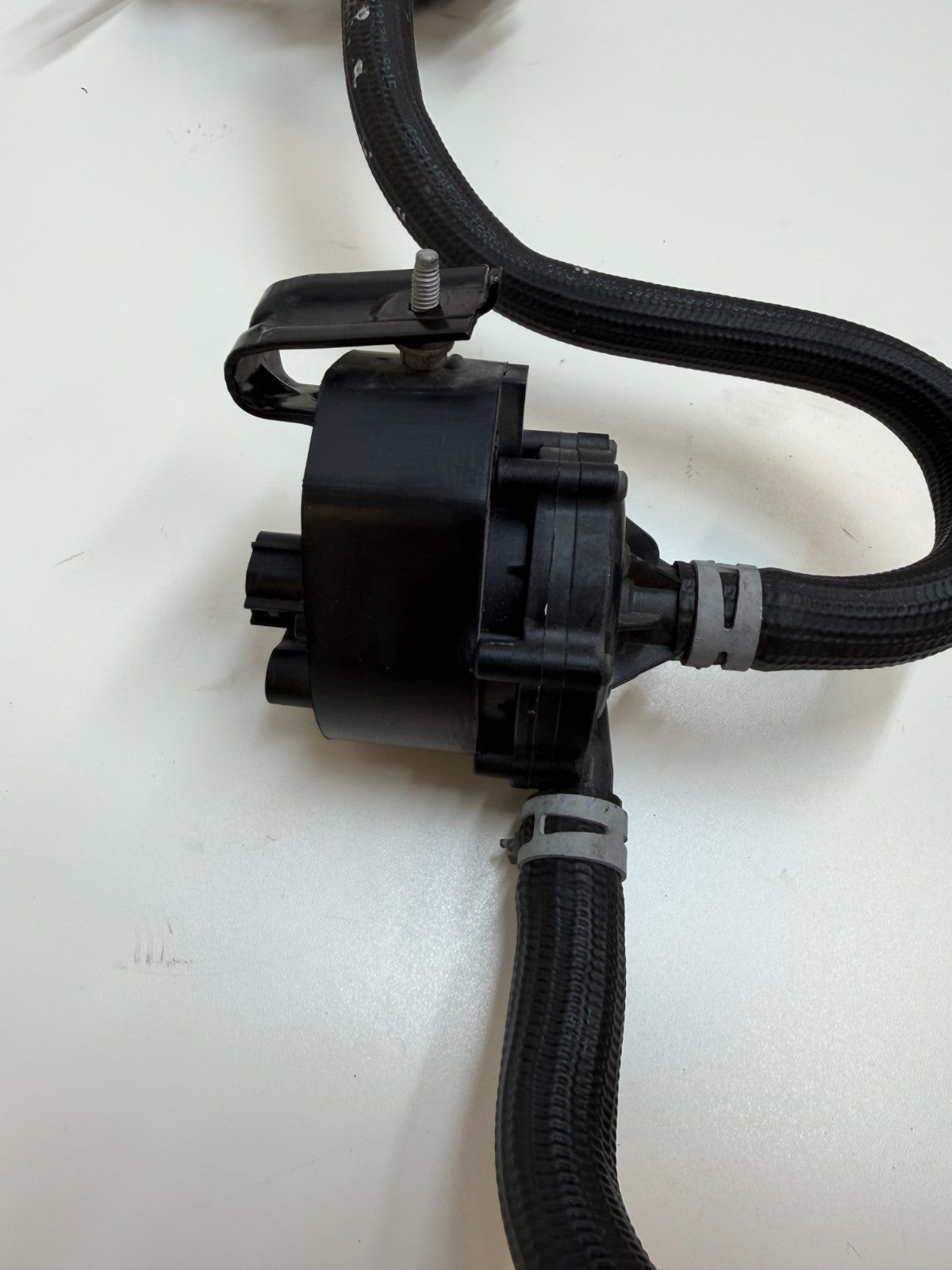 2012-2020 TESLA S ENGINE COOLANT PUMP & 3-WAY VALVE W/HOSES 1035348-00-G