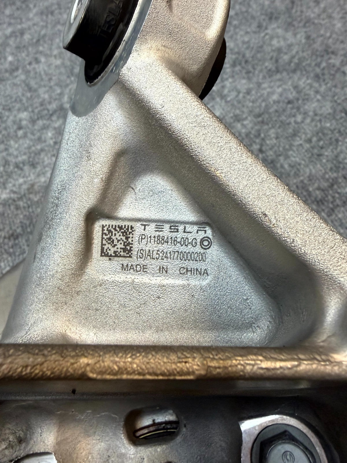 2020-2024 TESLA MODEL Y REAR RIGHT SPINDLE KNUCKLE HUB & SHIELD OEM,1188416-00-G