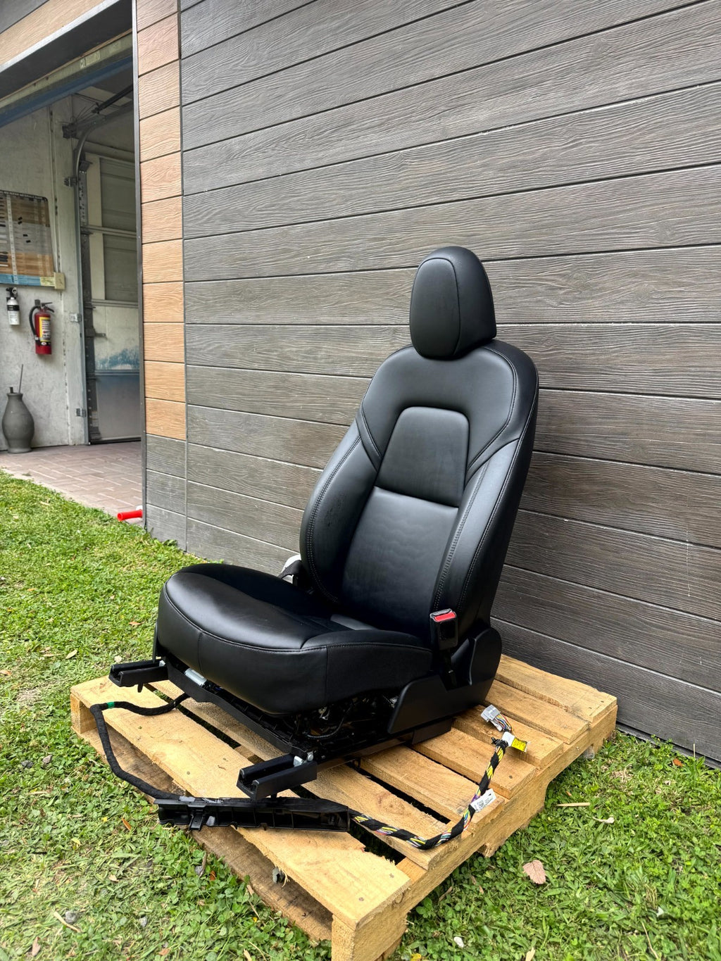 2020 - 2024 TESLA MODEL Y FRONT RIGHT SIDE 1ST ROW FULL SEAT OEM, 1104007-00-D