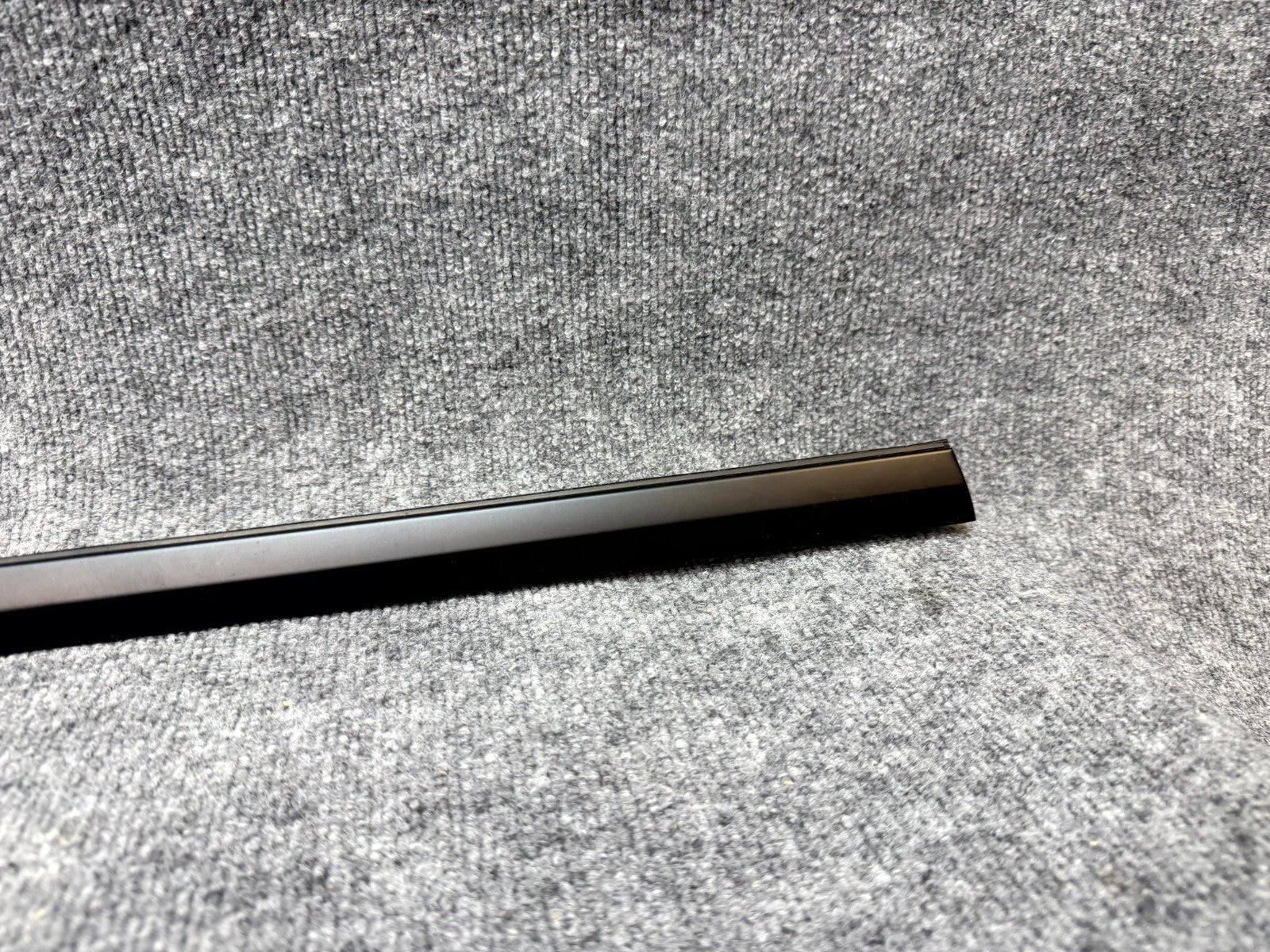 2020-2024 TESLA MODEL Y REAR LEFT SIDE DOOR WINDOW OUTER BELT SEAL OEM,149572200