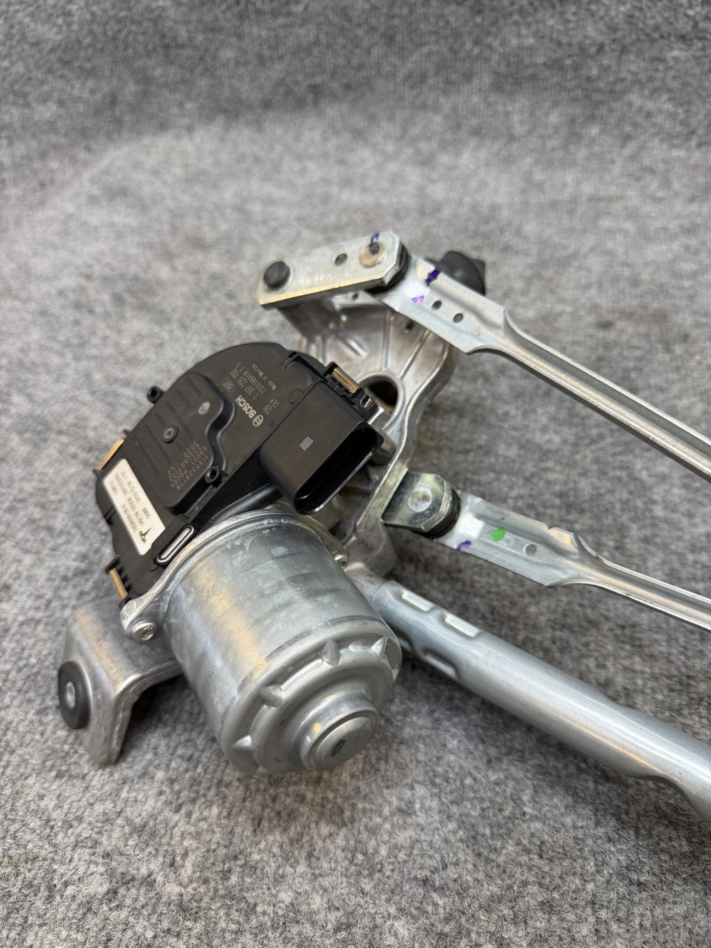2017 - 2024 TESLA MODEL Y/3 WINDSHIELD WIPER LINKAGE W/ MOTOR OEM, 1658936-00-A