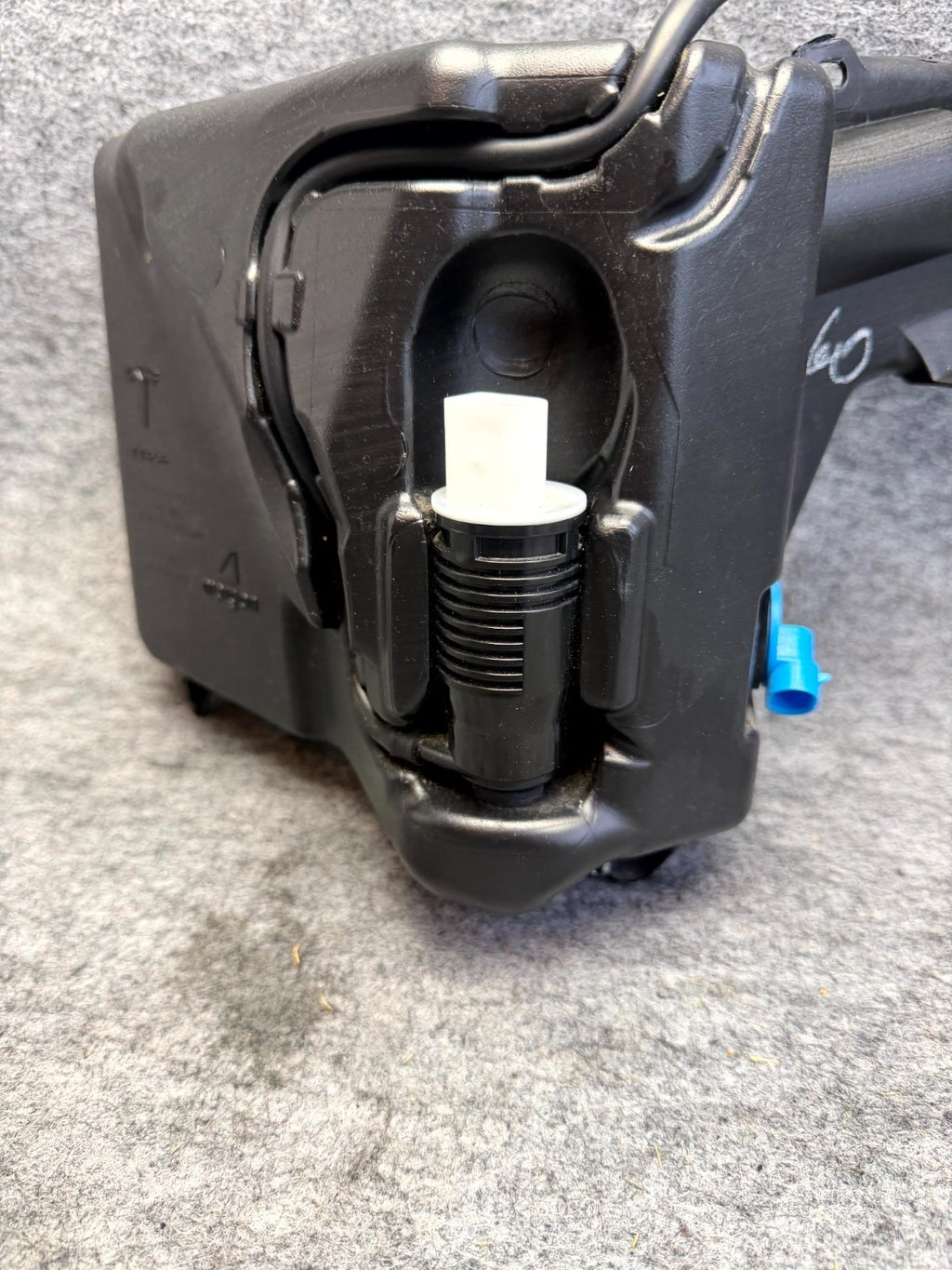 ♦️17-23 TESLA MODEL 3 WINDSHIELD WIPER WASHER FLUID RESERVOIR TANK OEM,109606200