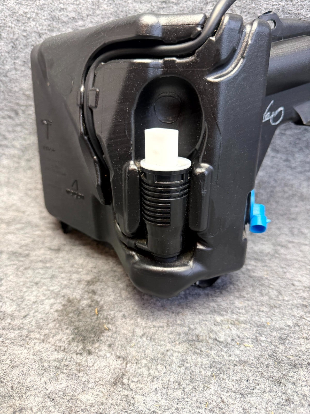 ♦️17-23 TESLA MODEL 3 WINDSHIELD WIPER WASHER FLUID RESERVOIR TANK OEM,109606200