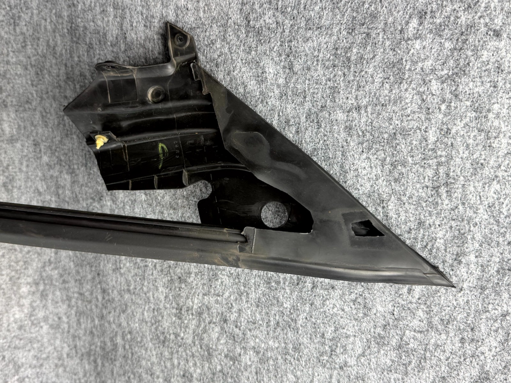 ♦️17-23 TESLA MODEL 3 LEFT DOOR WINDOW RUN WEATHERSTRIP SEAL OEM, 1090501-00-G