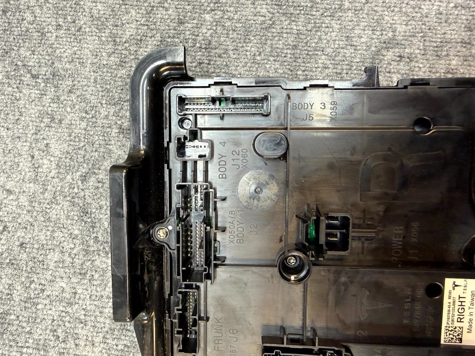 20-24 TESLA MODEL Y RIGHT LOW VOLTAGE CONTROLLER MODULE OEM, 1657650-40-A