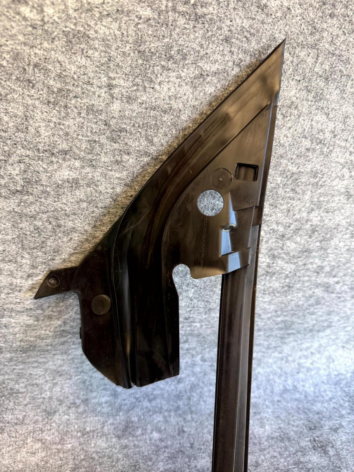 ♦️17-23 TESLA MODEL 3 FRONT RIGHT DOOR A-PILLAR FLAG RUBBER SEAL OEM, 109050200G