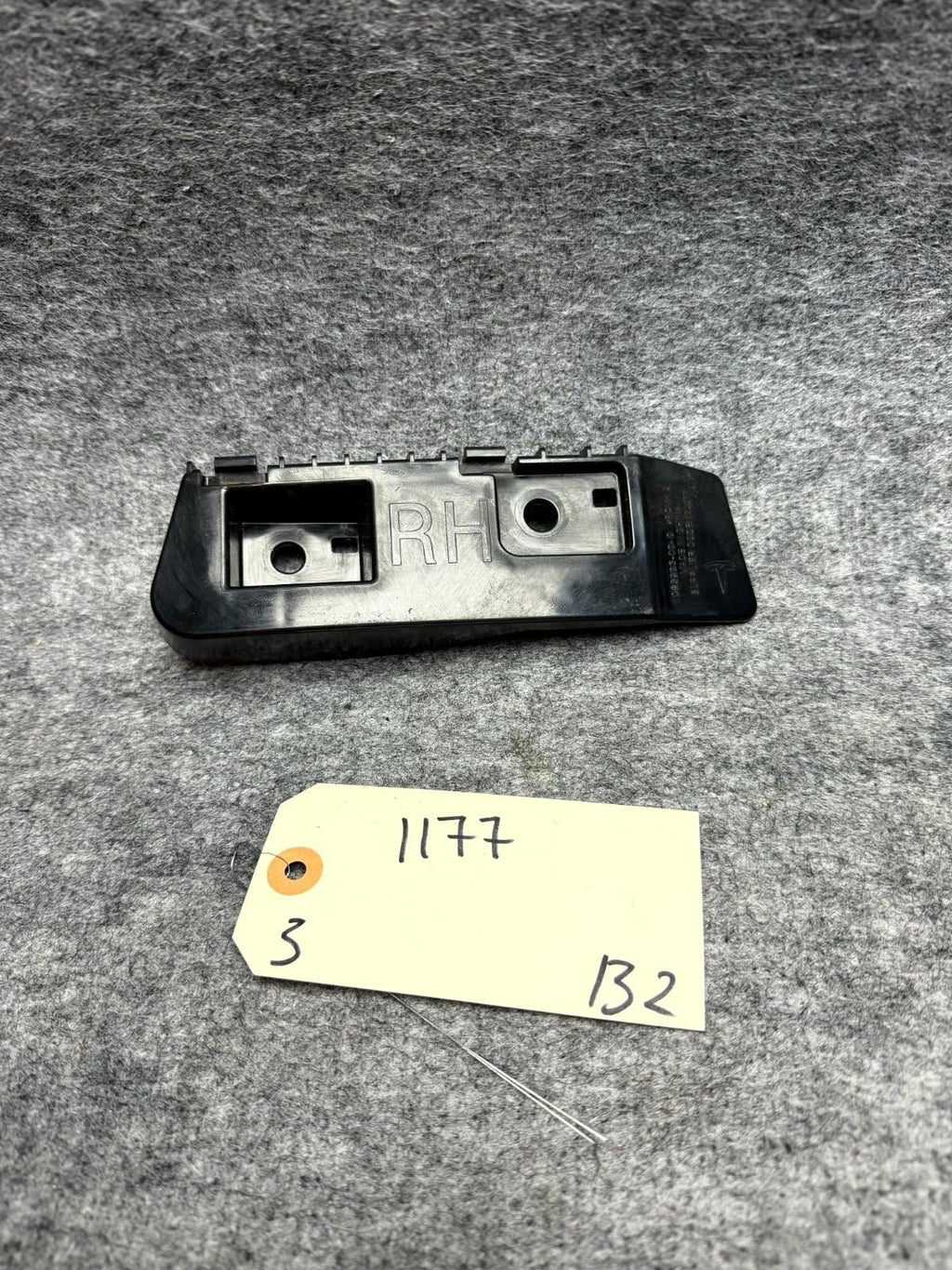 ♦️2017 - 2023 TESLA MODEL 3 RIGHT SIDE BUMPER BRACKET PLASTIC OEM, 1083993-00-D