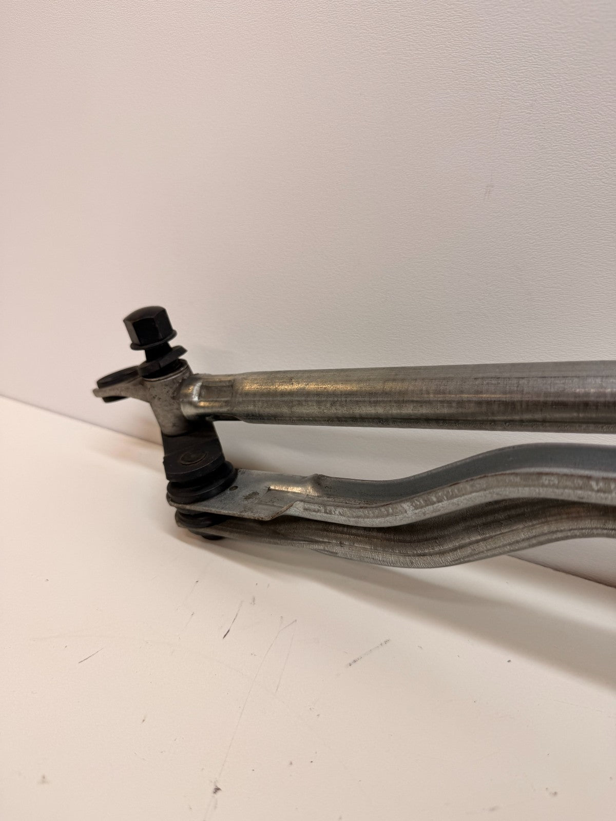 2012-20 TESLA MODEL S WINDSHIELD WIPER TRANSMISSION LINKAGE & MOTOR 6005946-99-F