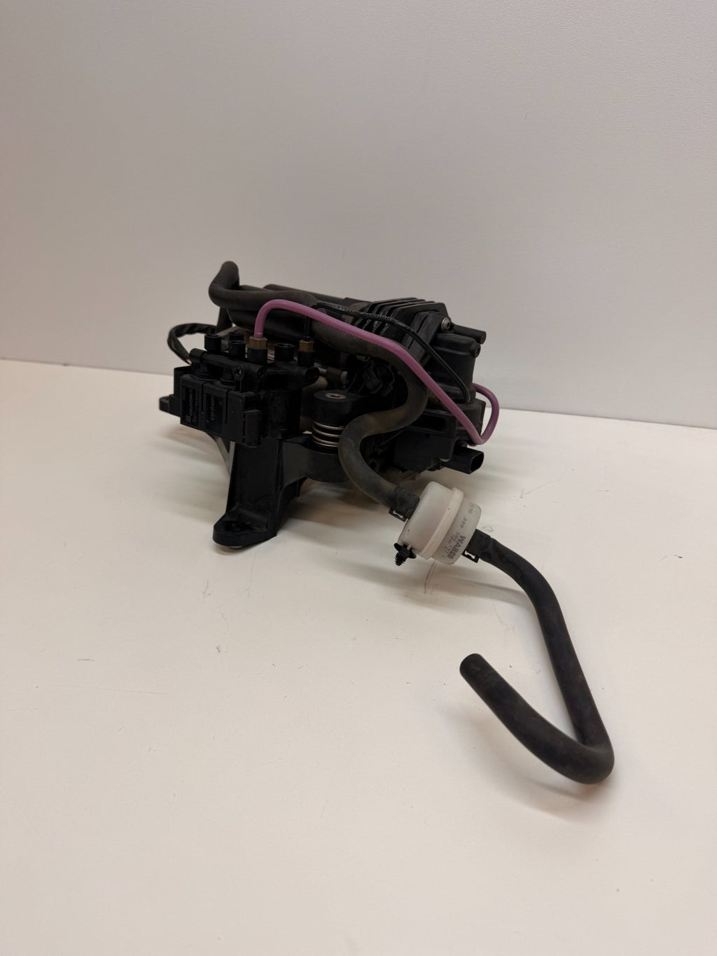 12-15 Tesla Model S Air Suspension Compressor Pump W/ Bracket Asembly 4430203031
