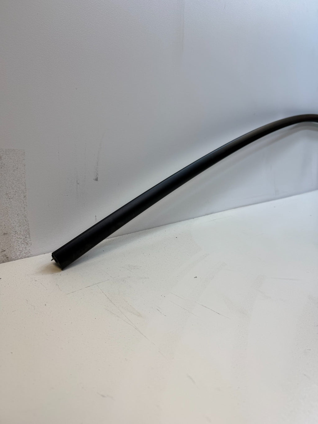 2020 - 2024 TESLA MODEL Y ROOF RIGHT PASSENGER SIDE MOLDING COVER 1495731-00-A