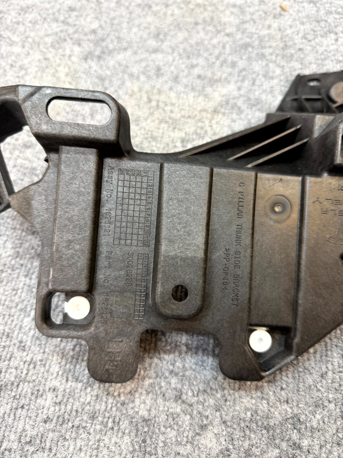 20 - 24 TESLA MODEL Y LEFT C PILLAR COVER TRIM SUPPORT BRACKET OEM, 1626121-00-B