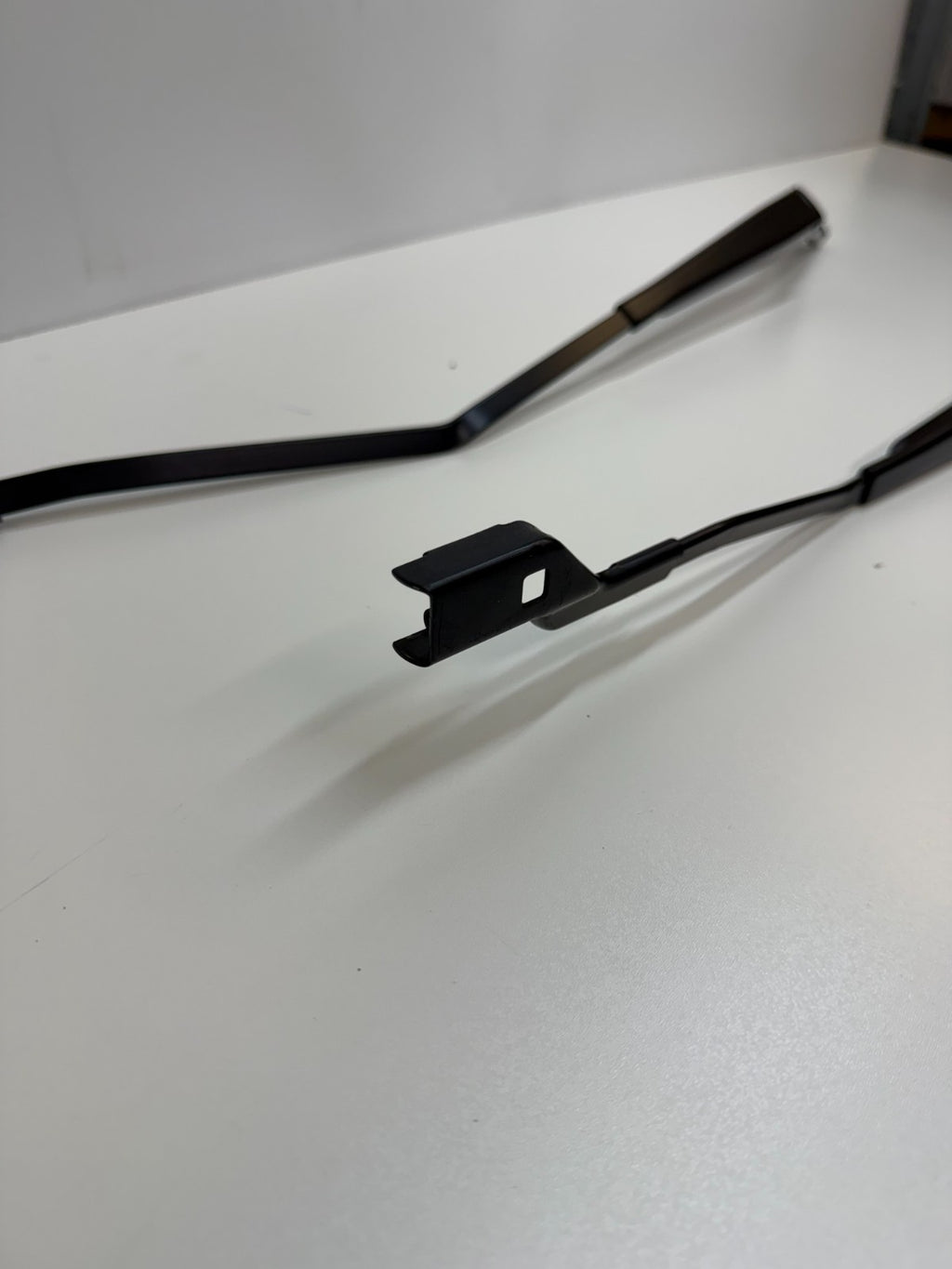16-20 Tesla Model S Front Right Left Side Windshield Wiper Arm Set 6005951-00-C