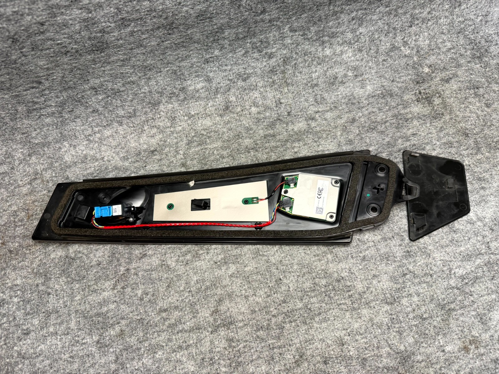 ♦️17-23 TESLA MODEL 3 LEFT B-PILLAR APPLIQUE TRIM W/ CAMERA OEM, 1109253-00-G