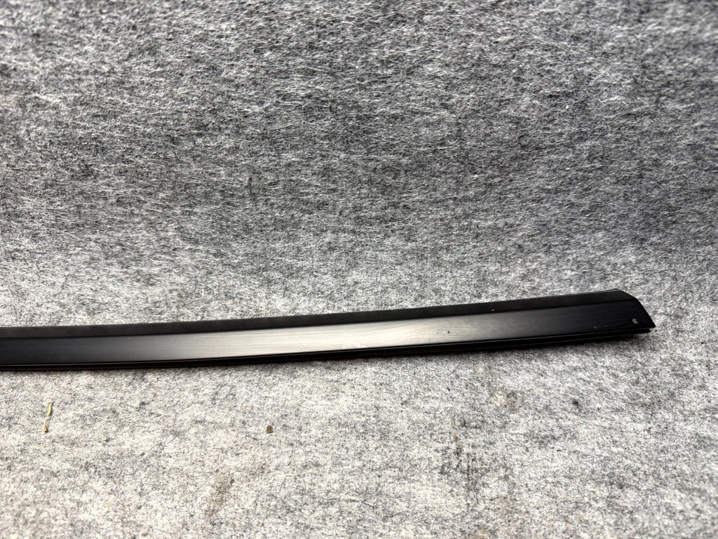 ♦️17-23 TESLA MODEL 3 FRONT RIGHT DOOR WINDOW OUTER BELT MOLDING OEM, 108068401I