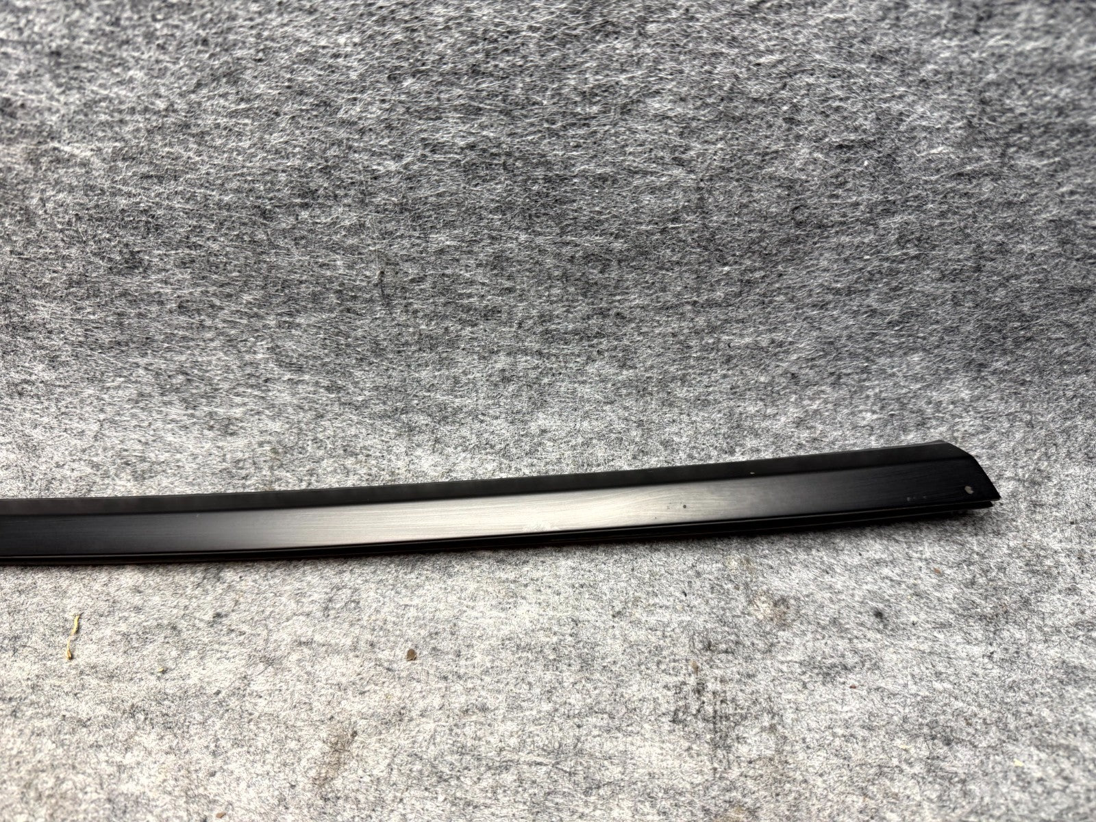 ♦️17-23 TESLA MODEL 3 FRONT RIGHT DOOR WINDOW OUTER BELT MOLDING OEM, 108068401I