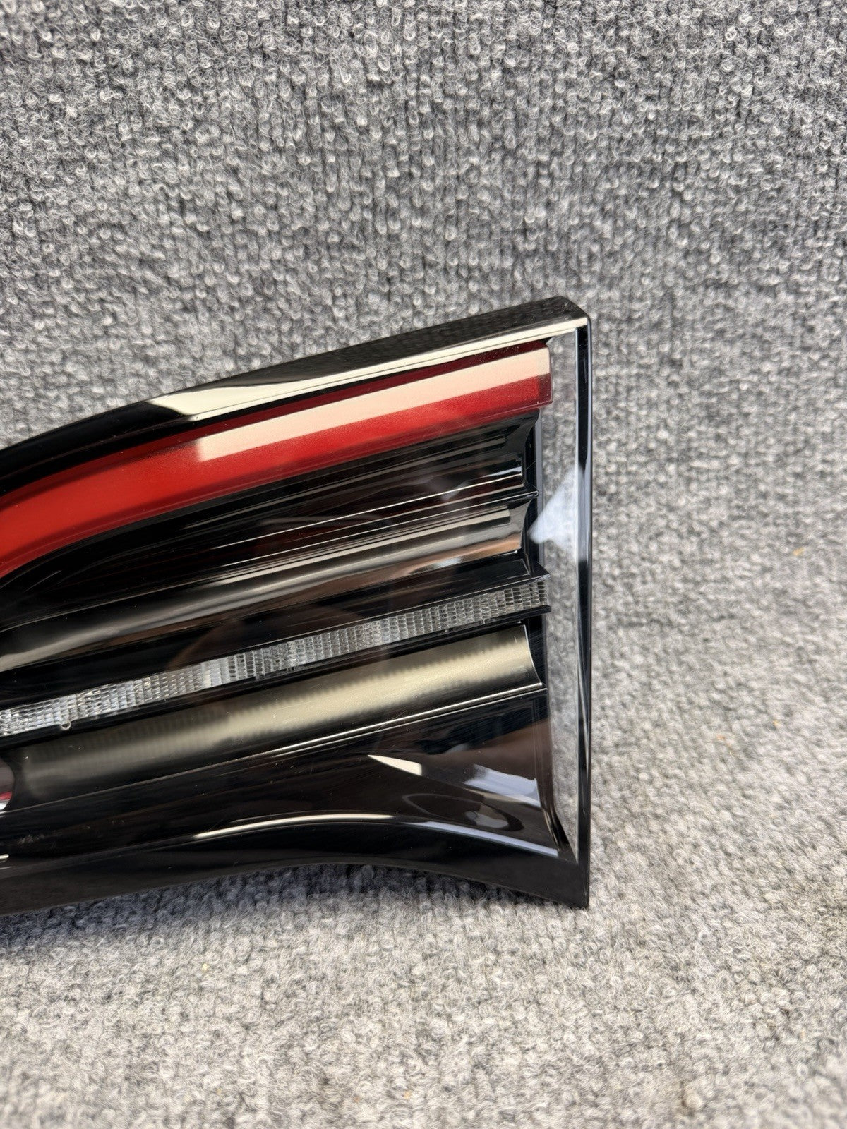 17 - 23 TESLA MODEL 3 Y REAR RIGHT  TAILLIGHT LAMP OEM, 1502089-00-B 4 Pin