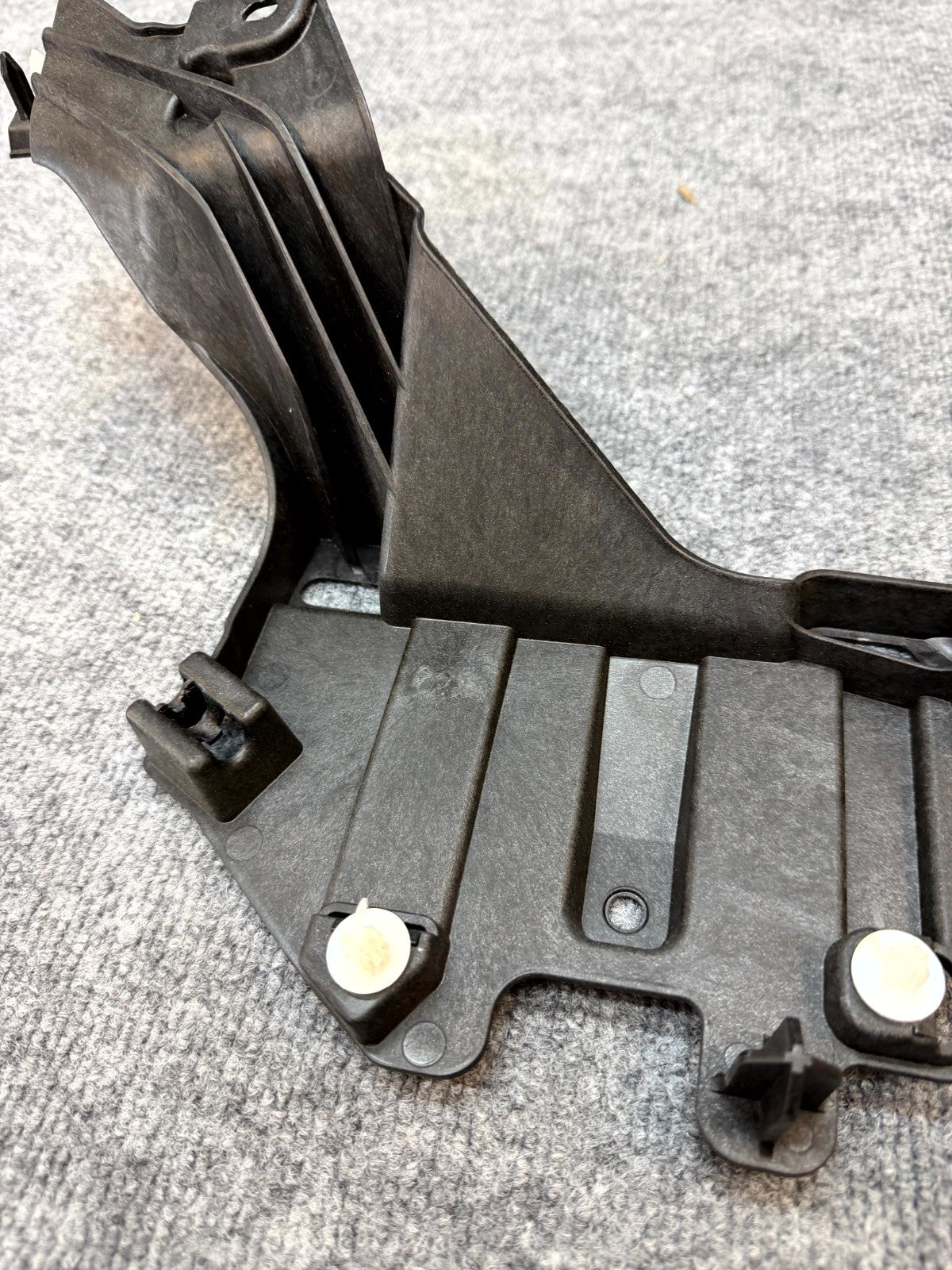 20 - 24 TESLA MODEL Y LEFT C PILLAR COVER TRIM SUPPORT BRACKET OEM, 1626121-00-B