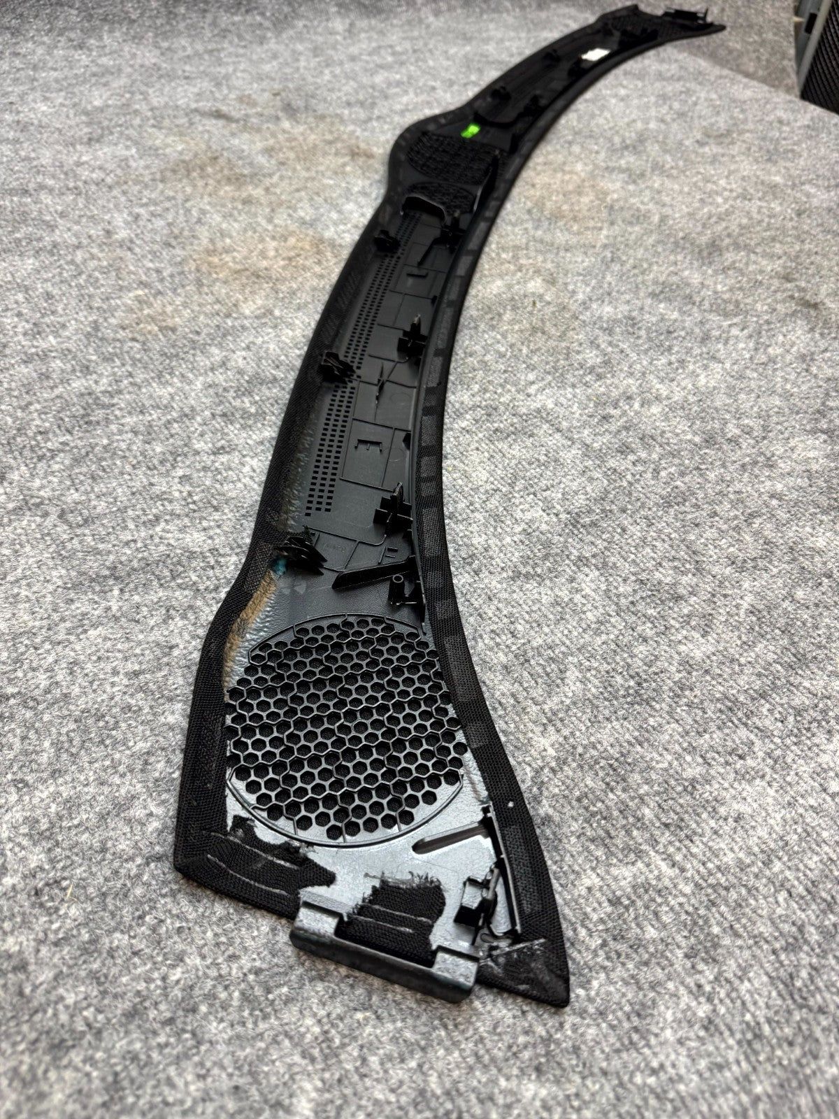 20-24 TESLA MODEL Y UPPER DASH INSTRUMENT DEFROSTER GRILLE PANEL OEM, 108339000I