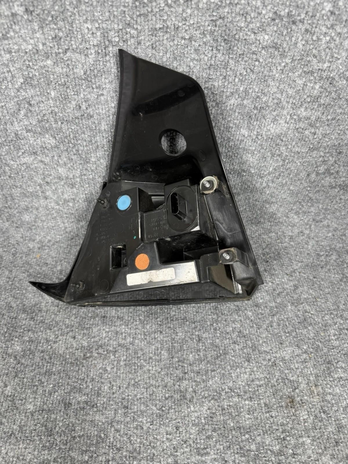 ♦️2017 - 2023 TESLA MODEL 3 REAR RIGHT PASSENGER SIDE TAILLIGHT OEM, 1077398-00