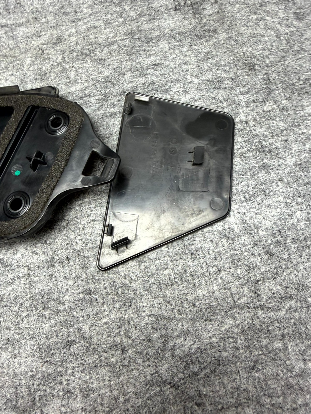 ♦️17-23 TESLA MODEL 3 LEFT B-PILLAR APPLIQUE TRIM W/ CAMERA OEM, 1109253-00-G