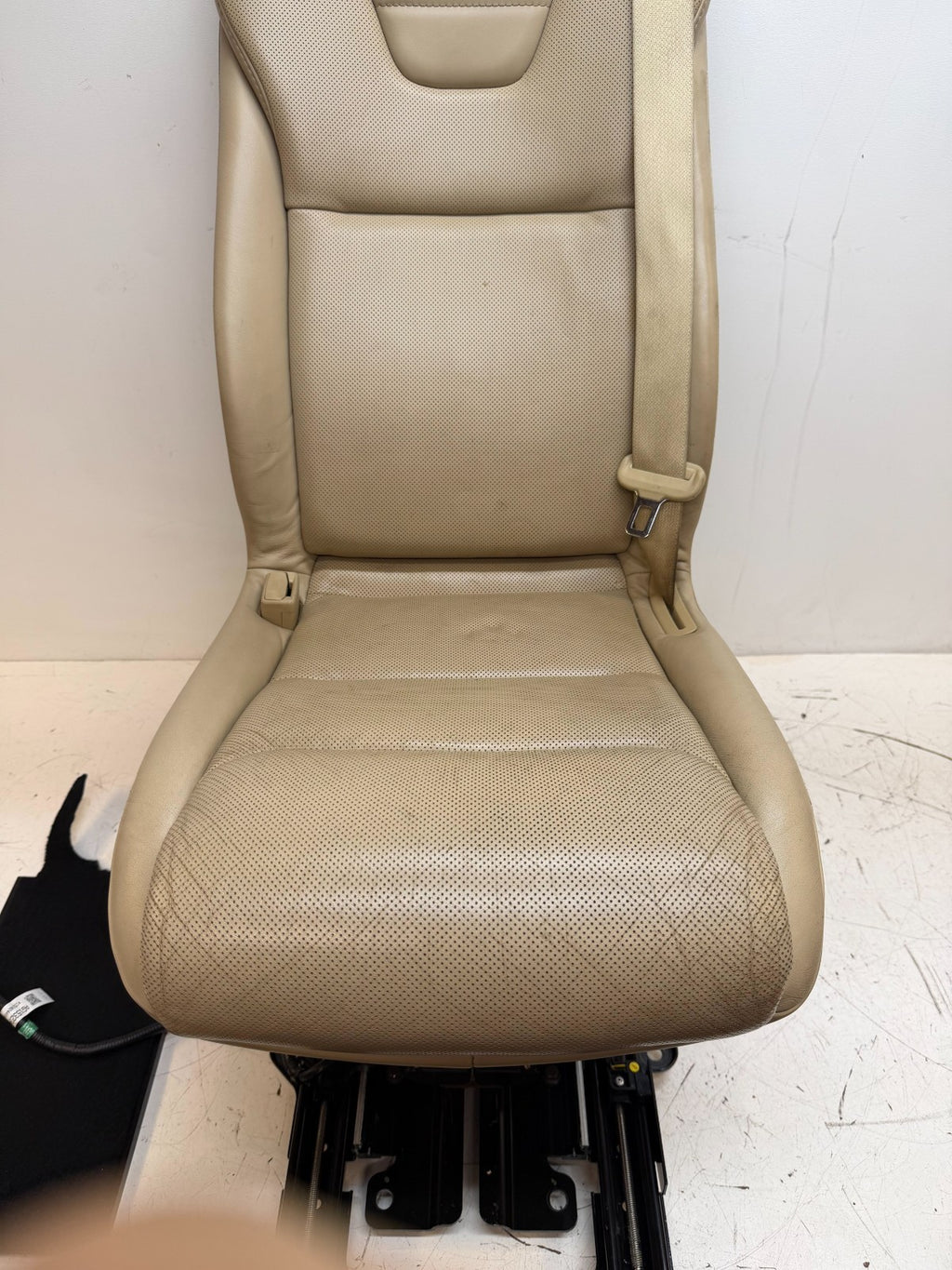 2016-2020 Tesla Model X Rear 2nd Row Middle Seat Assembly Complete 1059717-00-B