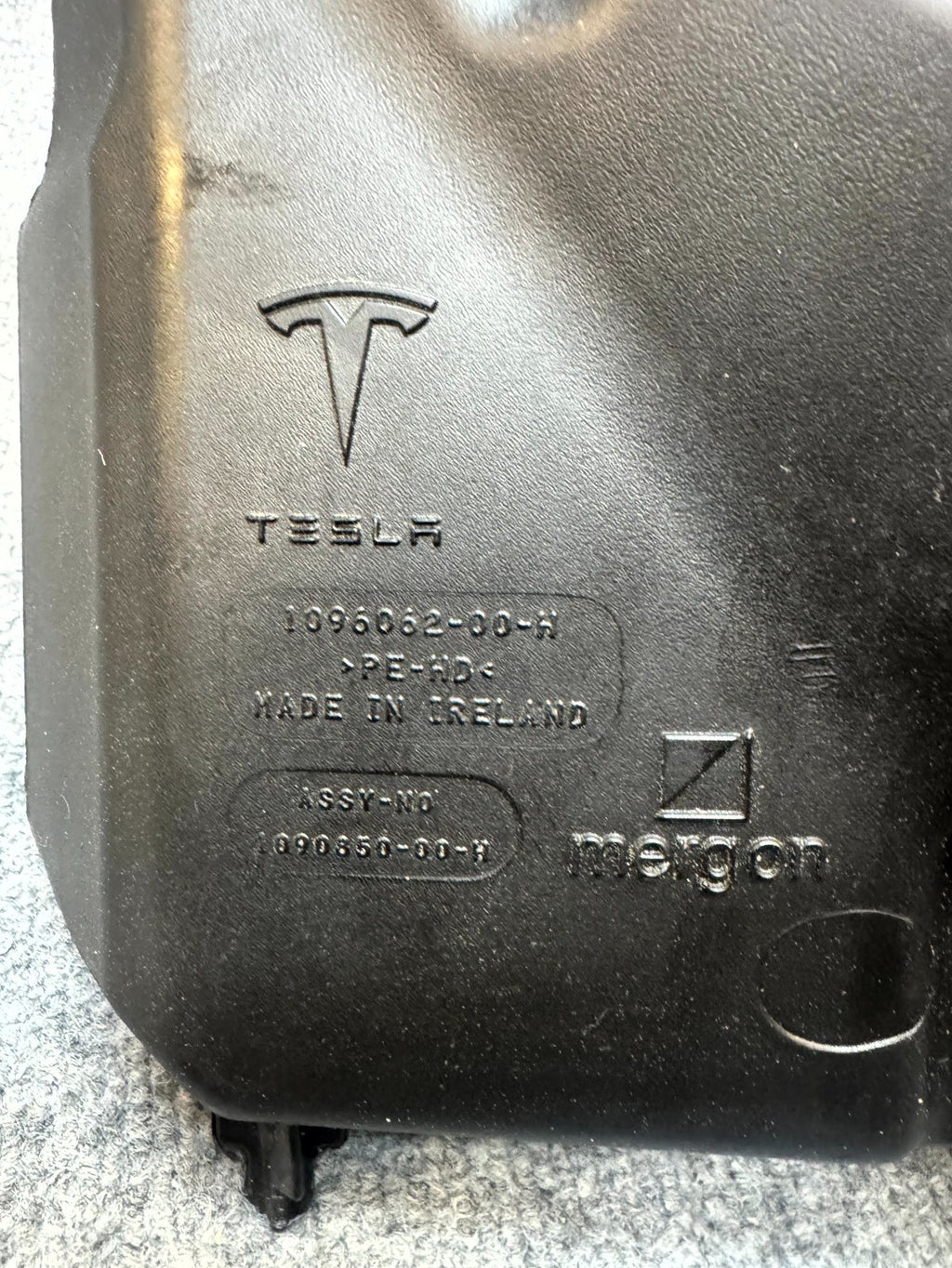 17 - 23 TESLA MODEL 3 FRONT WINDSHIELD WASHER FLUID RESERVOIR OEM, 1096062-00-H
