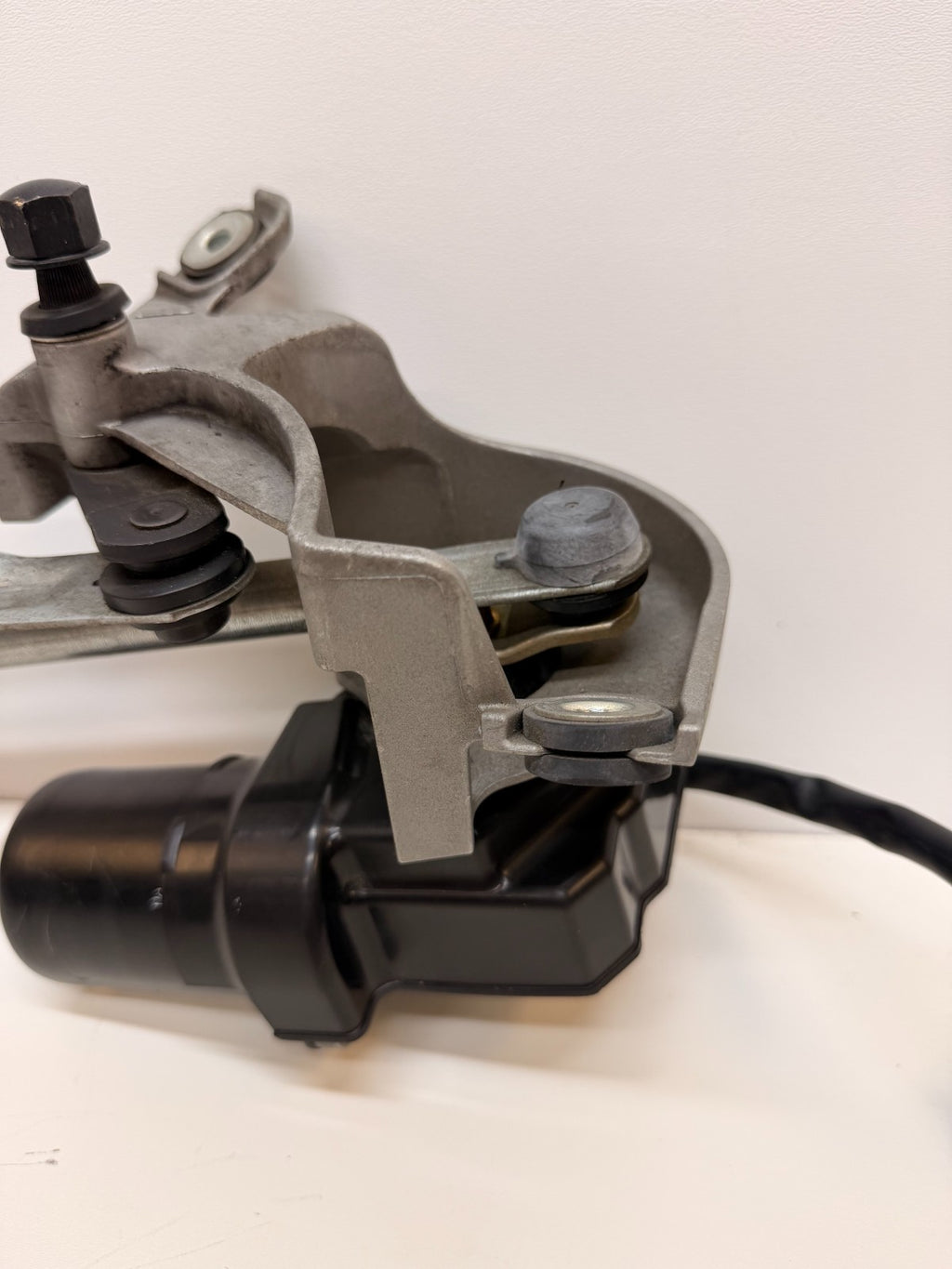 2012-20 TESLA MODEL S WINDSHIELD WIPER TRANSMISSION LINKAGE & MOTOR 6005946-99-F