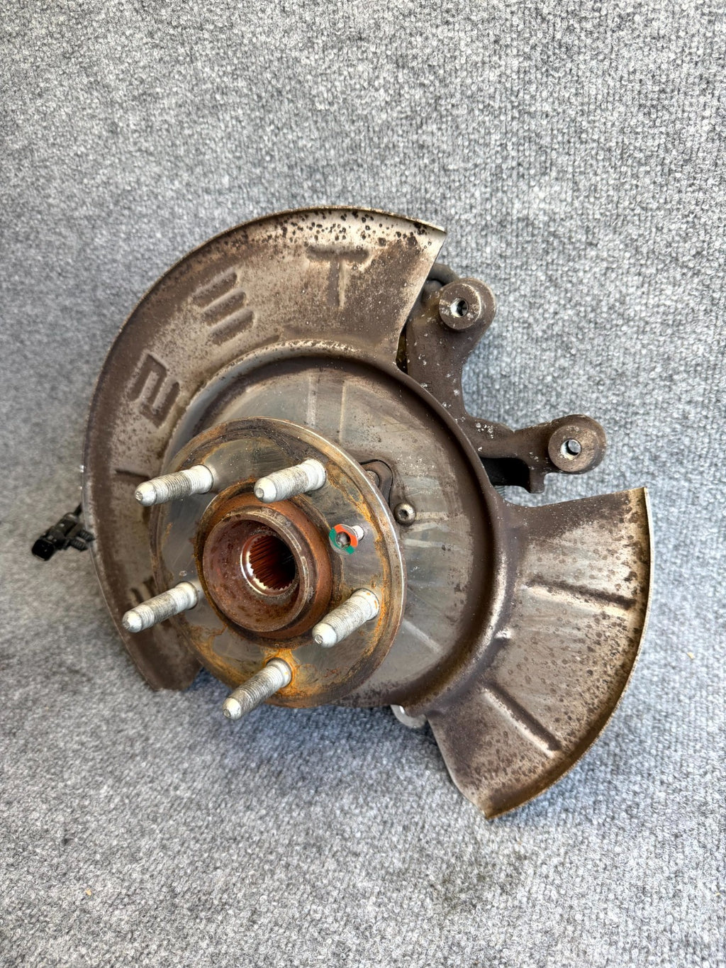 12–16 TESLA MODEL S REAR LEFT SPINDLE KNUCKLE HUB W/ DUST SHIELD OEM, 600643200A