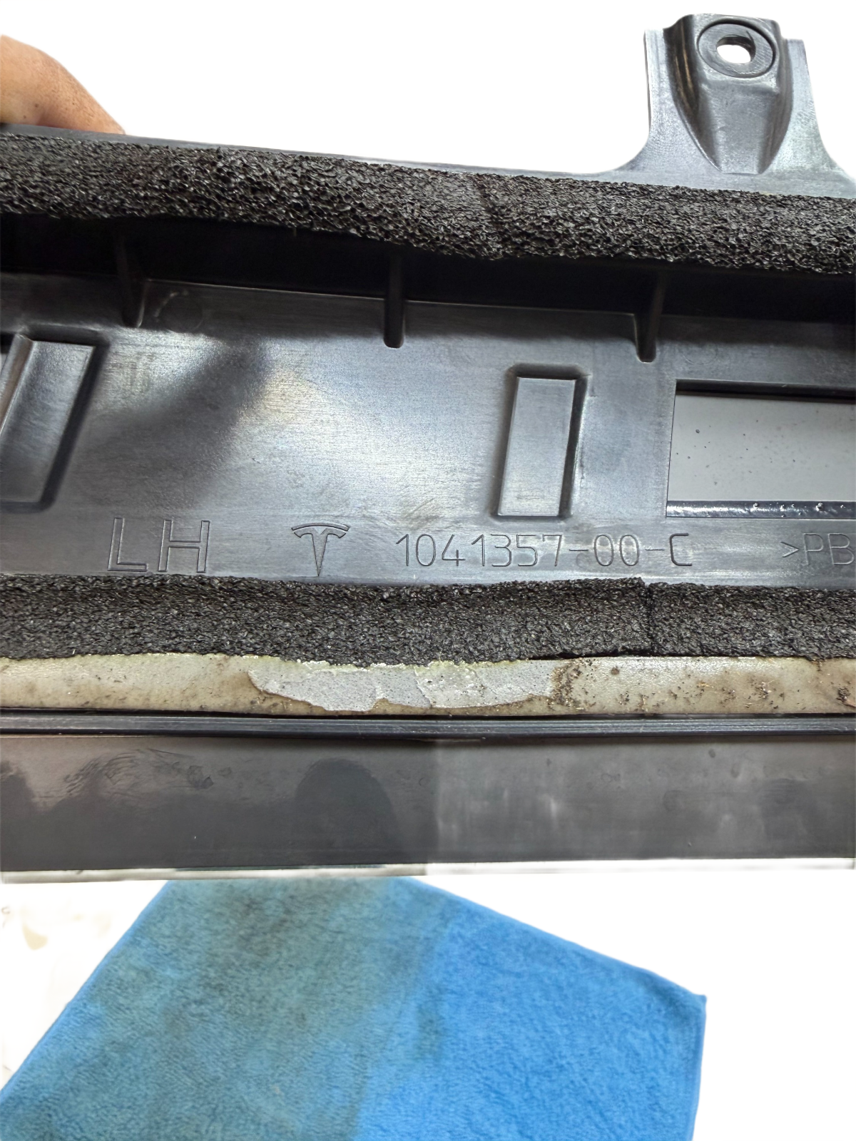 2016-2020 TESLA MODEL X REAR LEFT DRIVER DOOR GLASS PILLAR APPLIQUE TRIM OEM